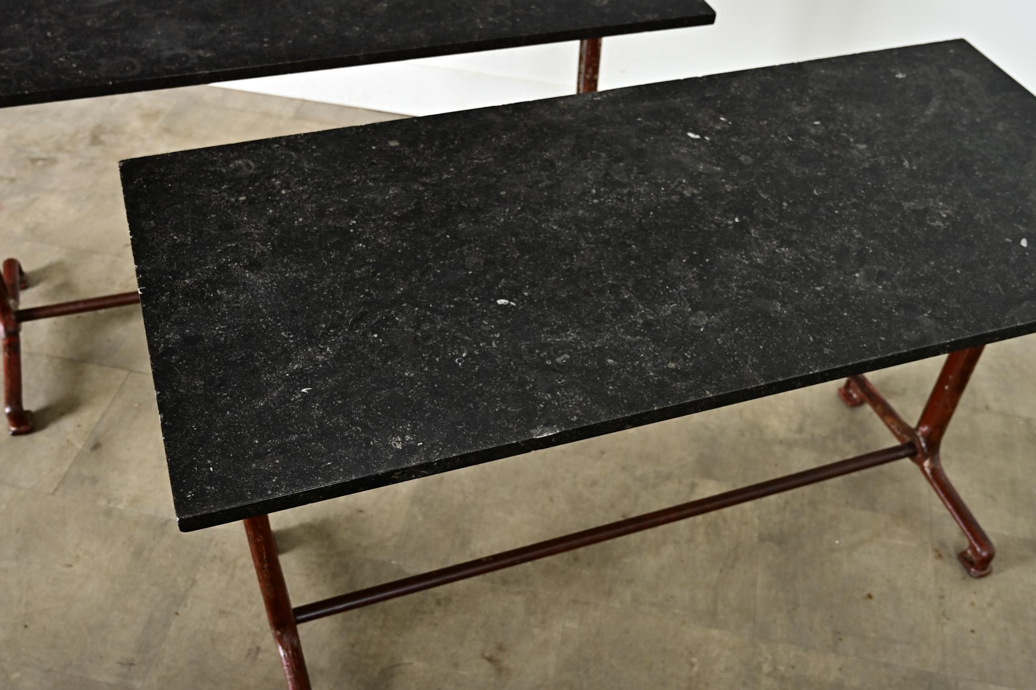 Paire de tables de bistrot à tréteaux en fer et marbre fossile en vente 7