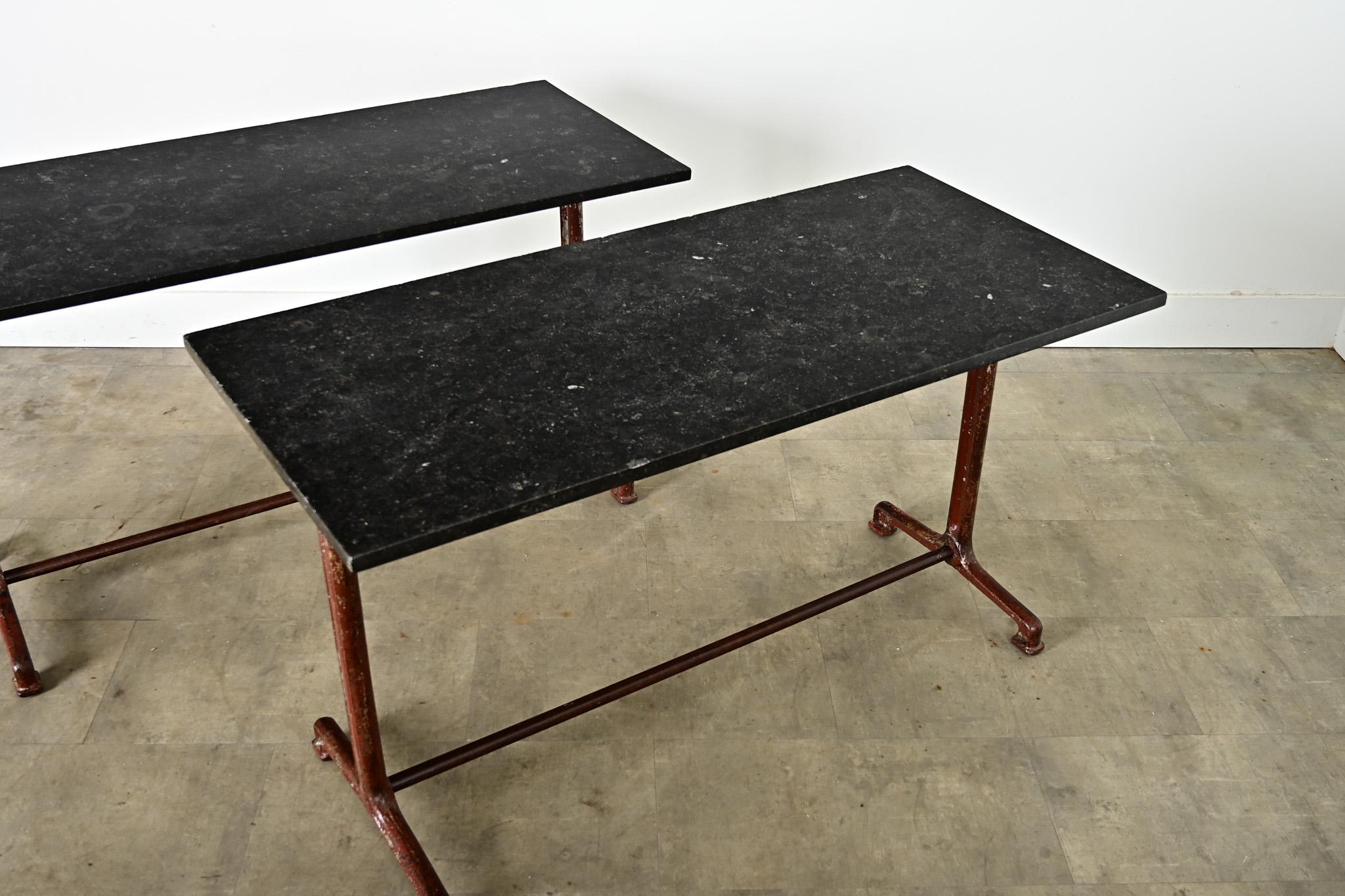 Paire de tables de bistrot à tréteaux en fer et marbre fossile en vente 8