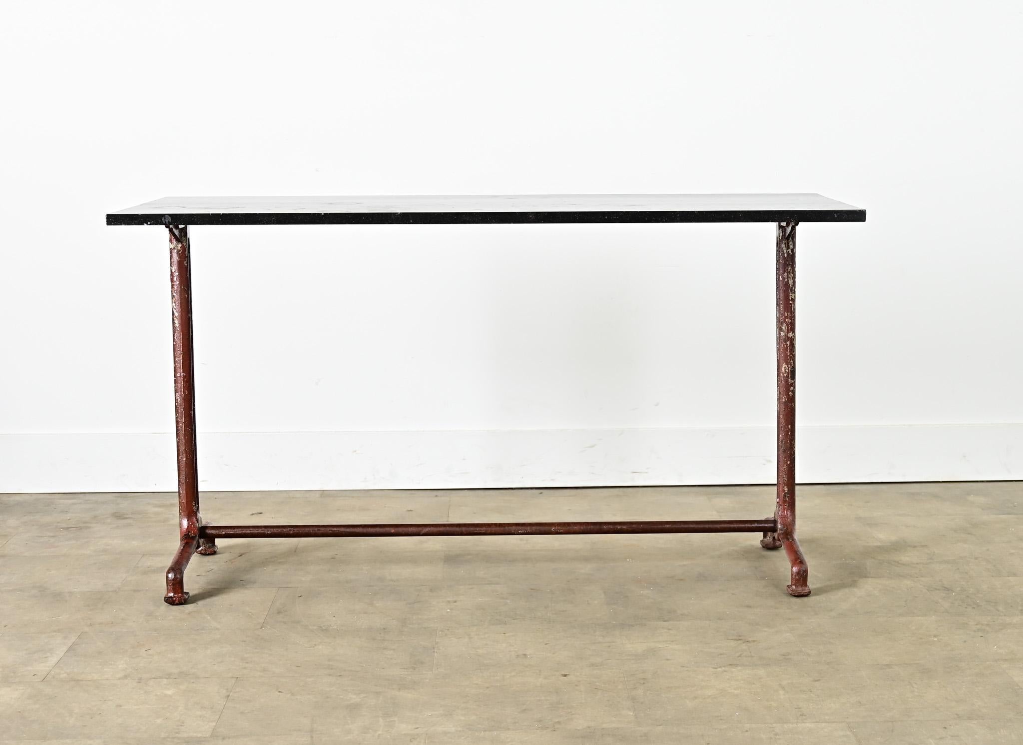 Industriel Paire de tables de bistrot à tréteaux en fer et marbre fossile en vente