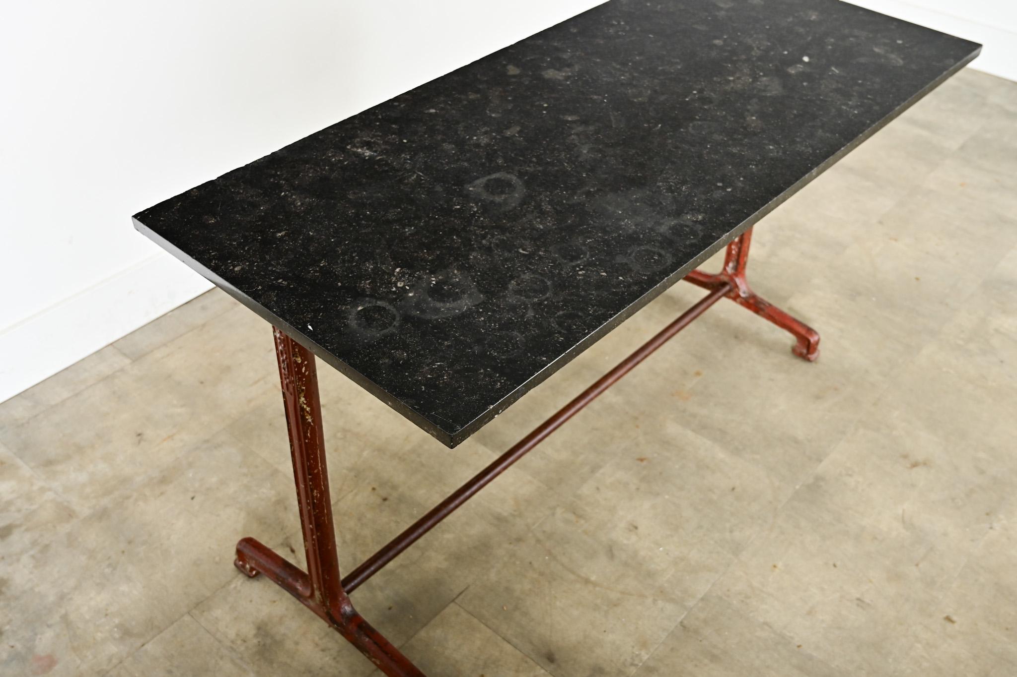 Moulage Paire de tables de bistrot à tréteaux en fer et marbre fossile en vente