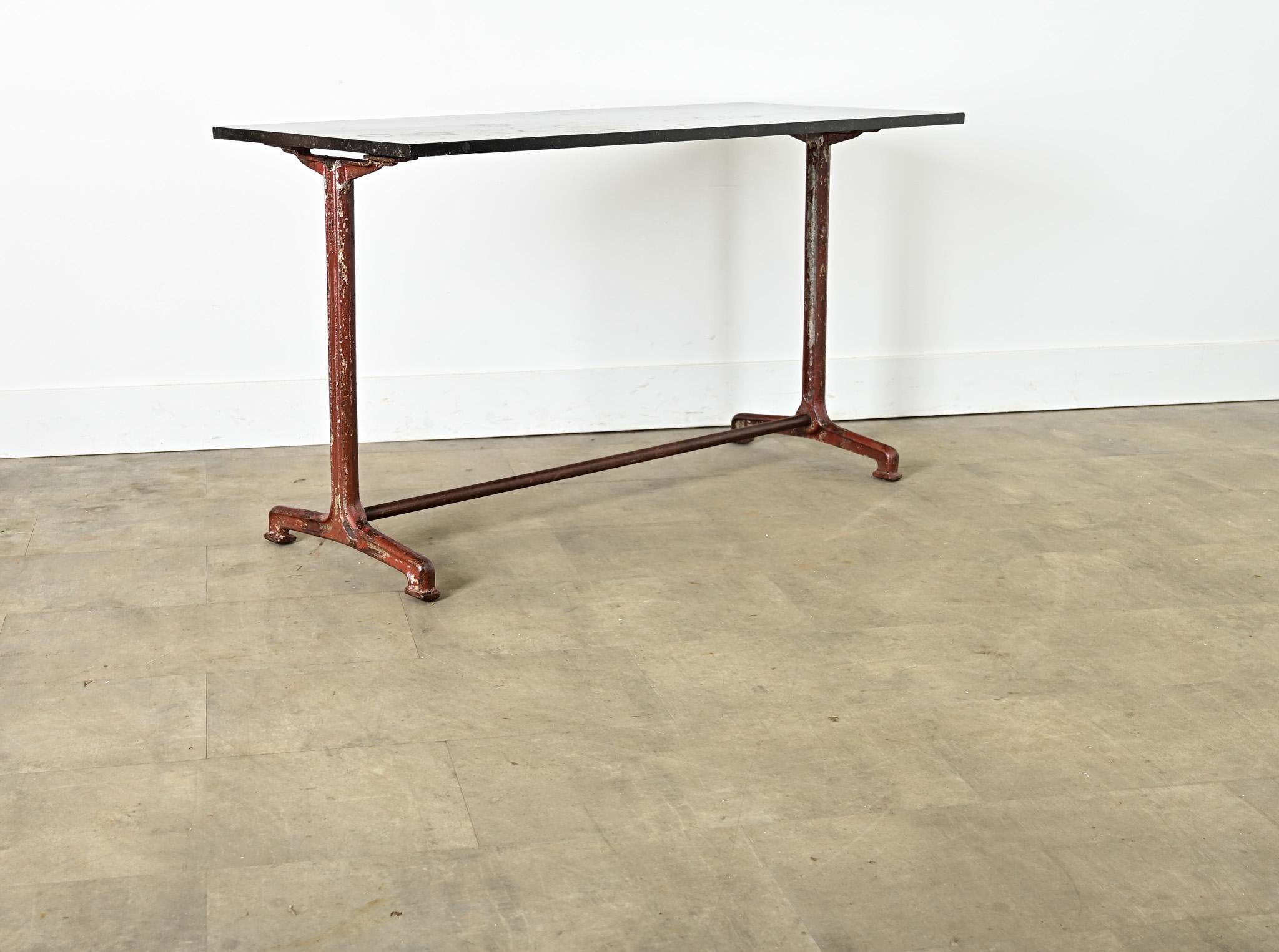 20ième siècle Paire de tables de bistrot à tréteaux en fer et marbre fossile en vente
