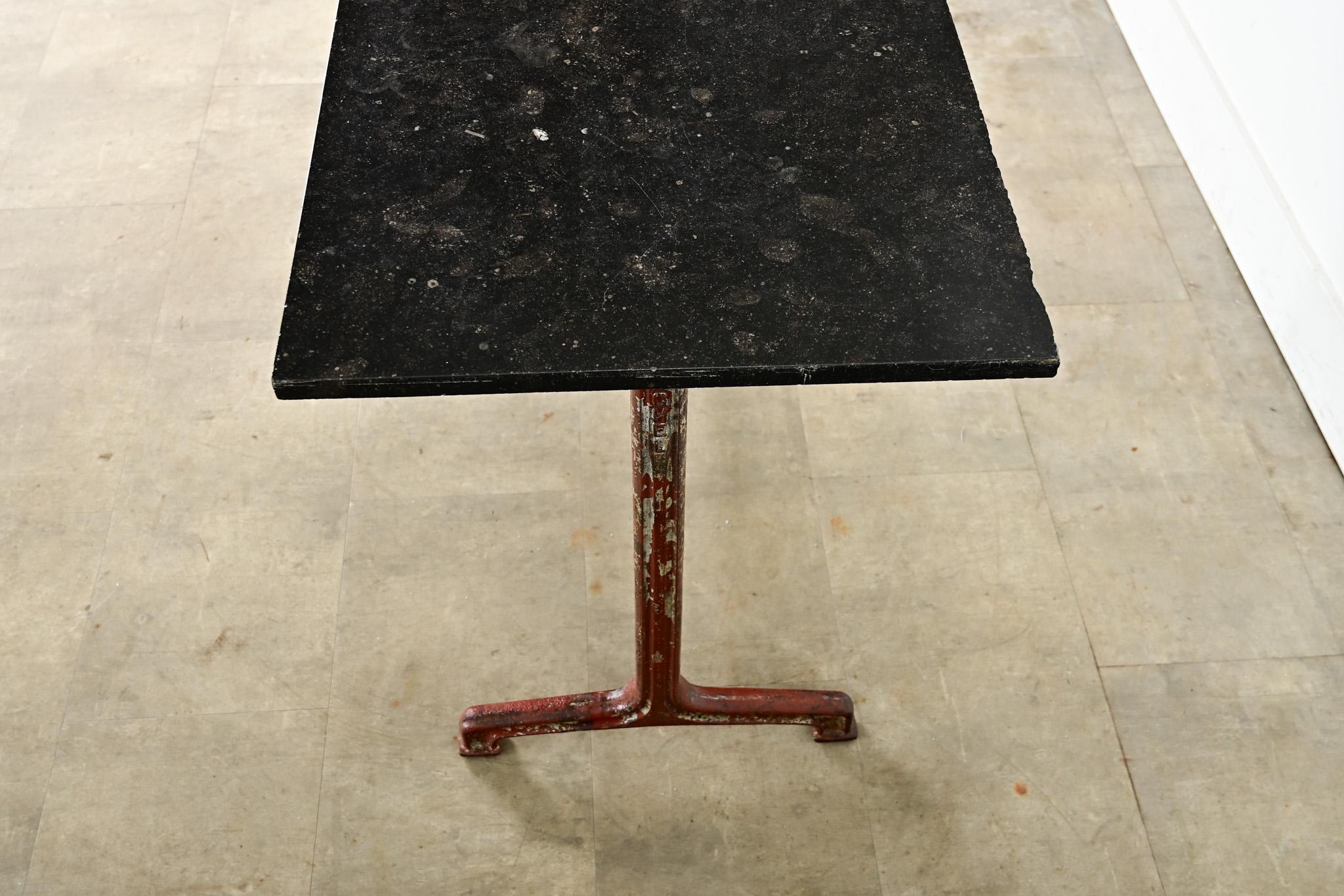 Paire de tables de bistrot à tréteaux en fer et marbre fossile en vente 1