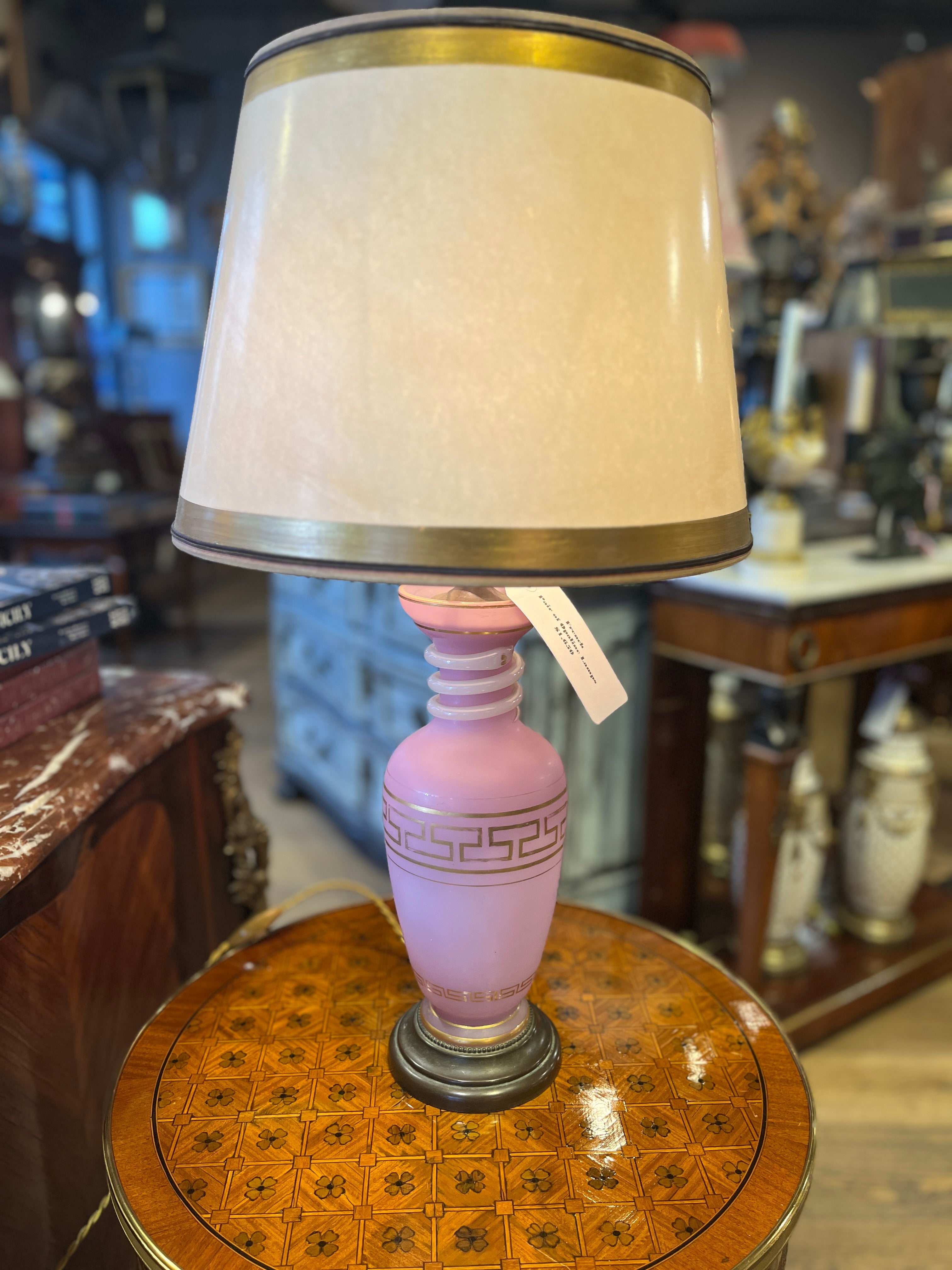 Paar französisch bemalte Opalin-Lampen, gekauft in Frankreich 2023. Schlangenförmige Glasdetails und Bronzesockel.  Angemessene Gebrauchsspuren am Lampenfuß und an den gemalten Details.  Wunderschönes Set, siehe Detailfotos. 