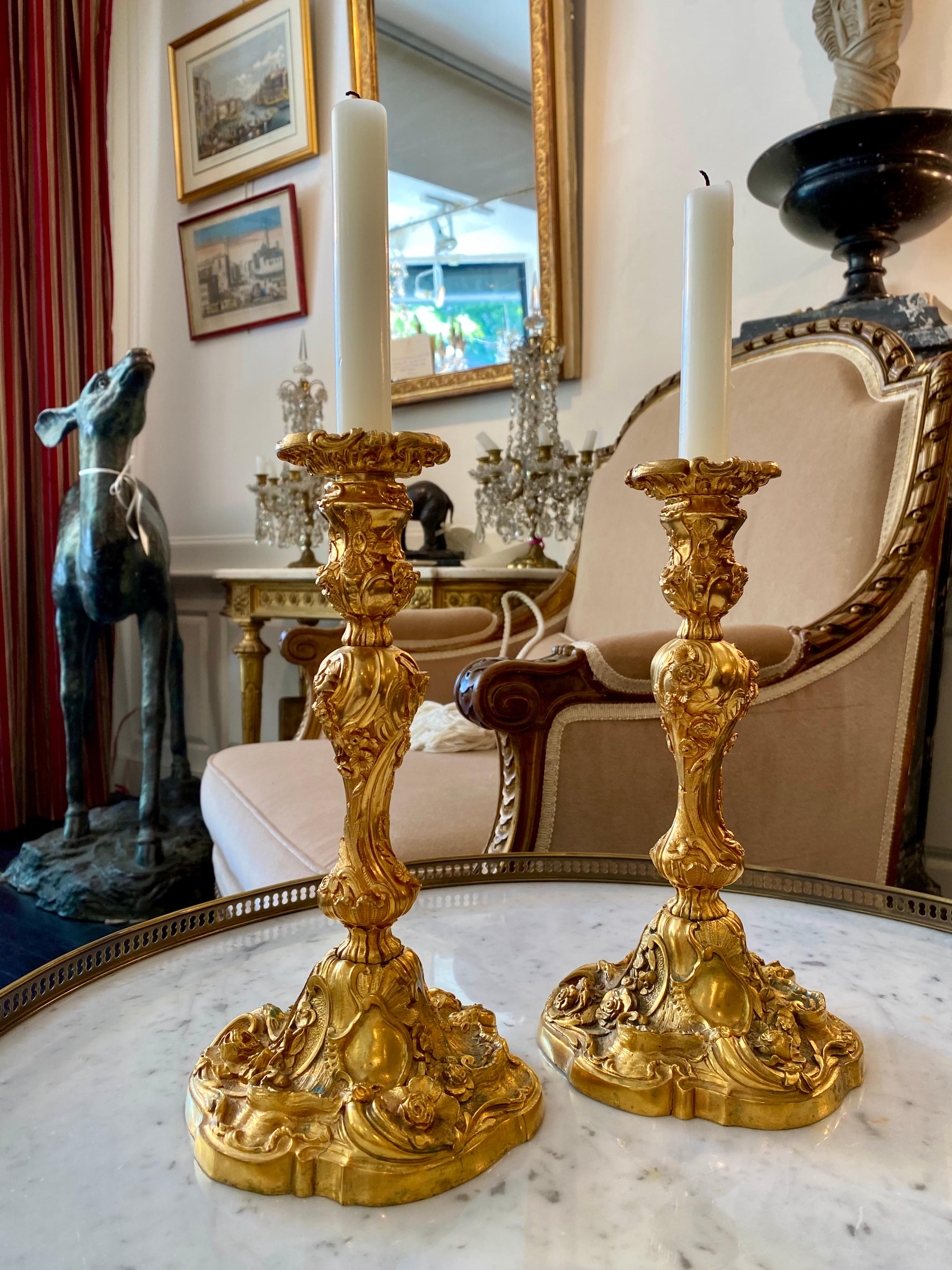 Paire de bougeoirs français de style Louis XV en bronze doré décorés de fleurs en vente 4