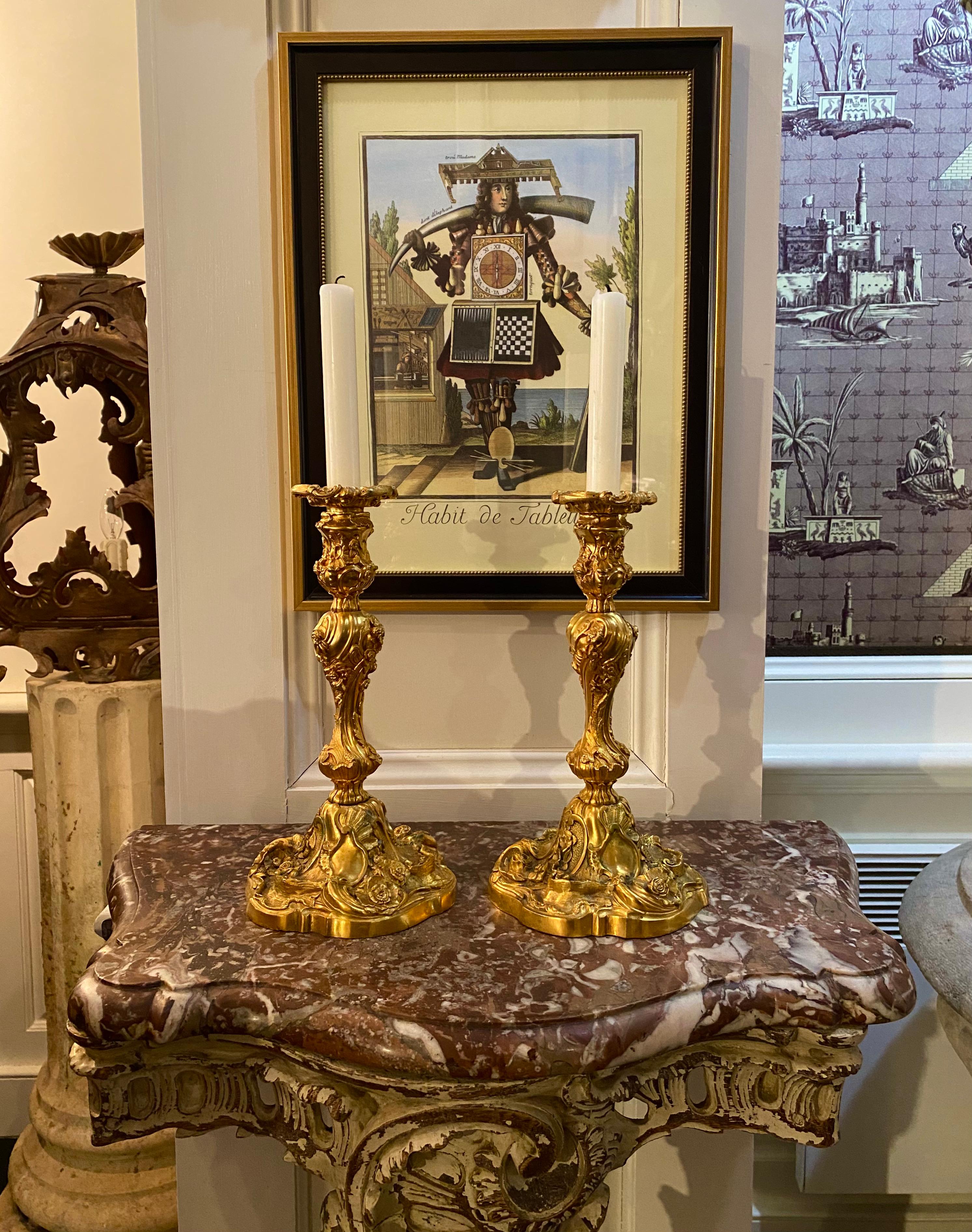 Paire de bougeoirs français de style Louis XV en bronze doré décorés de fleurs en vente 6
