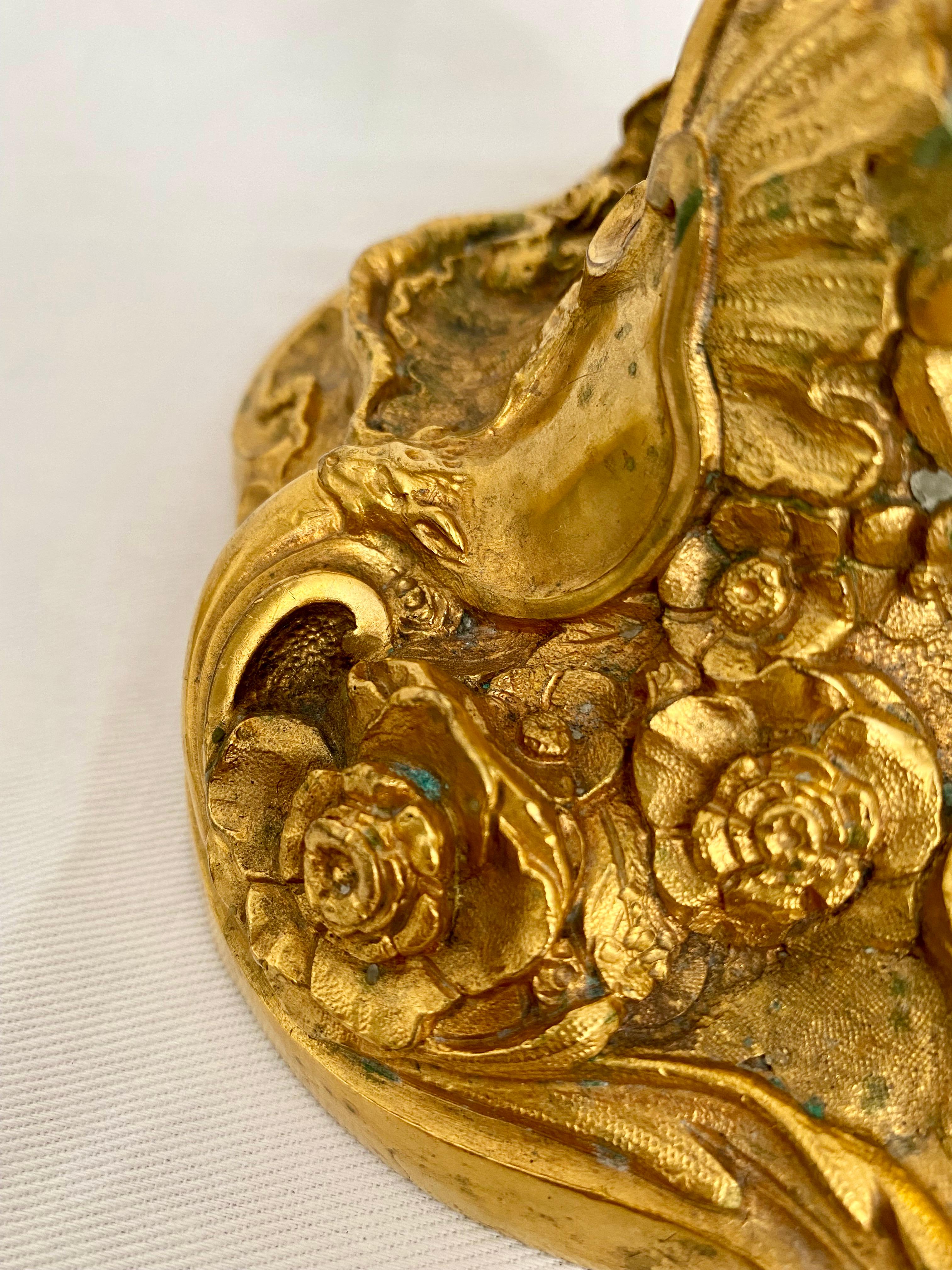 Paire de bougeoirs français de style Louis XV en bronze doré décorés de fleurs en vente 7