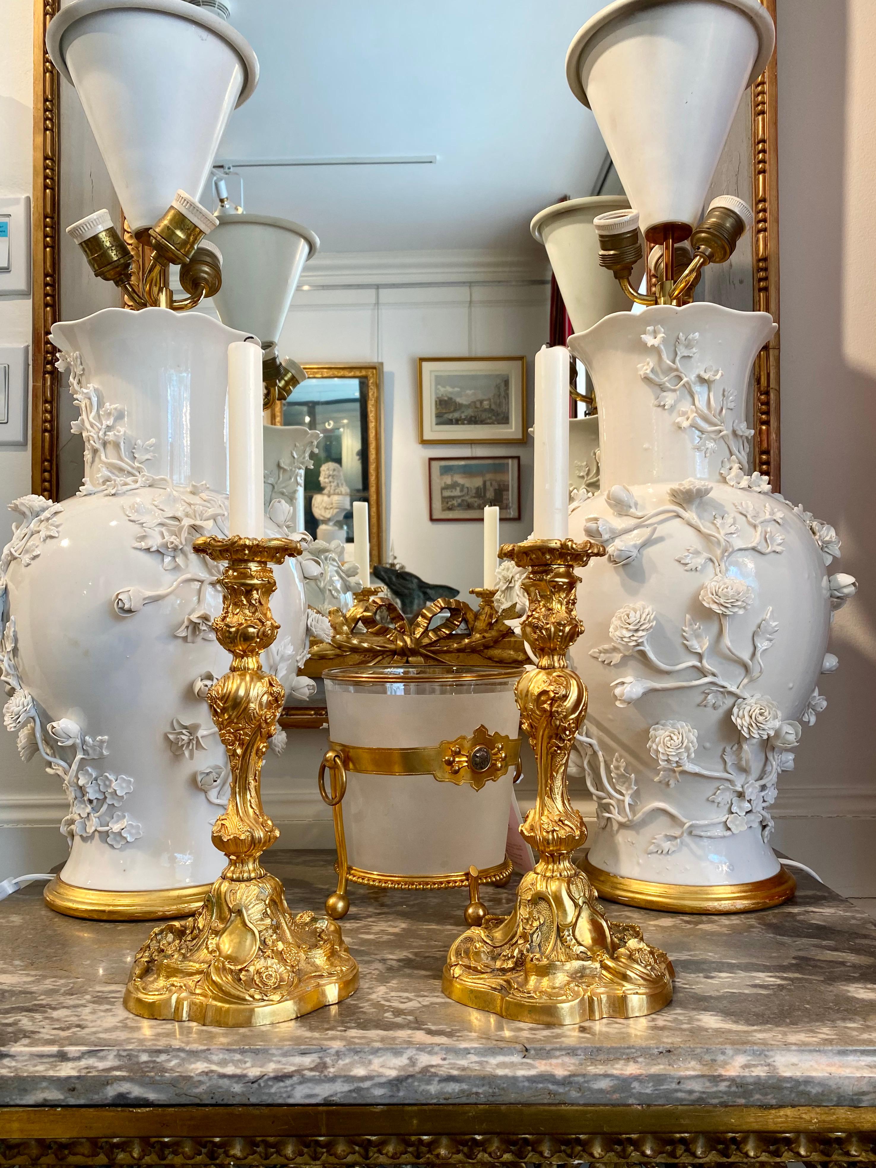 Paire de bougeoirs français de style Louis XV en bronze doré décorés de fleurs en vente 12