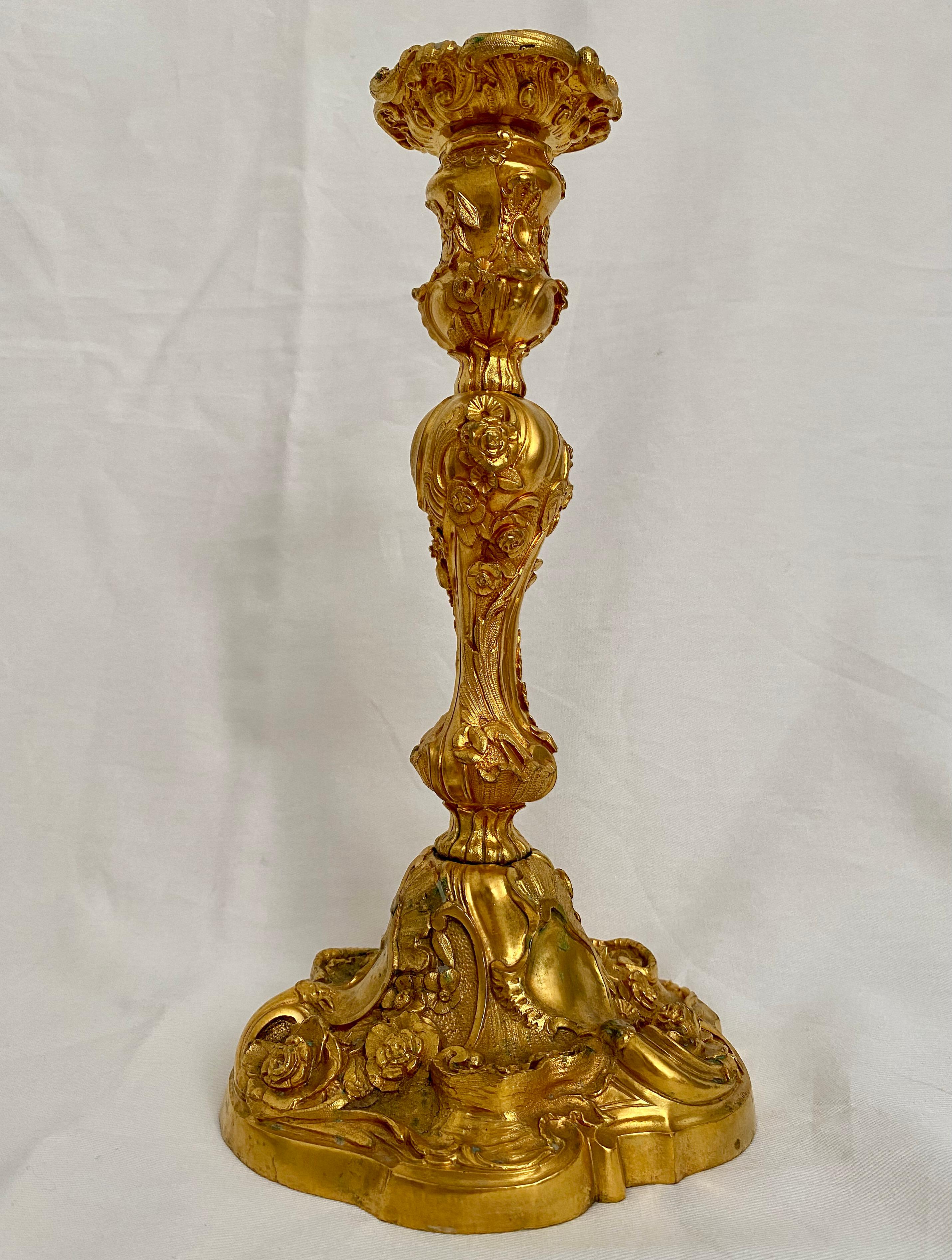 French Pair of Gilt Bronze Louis XV Style Candlesticks Decorated with Flowers In Excellent Condition For Sale In Montreal, Quebec