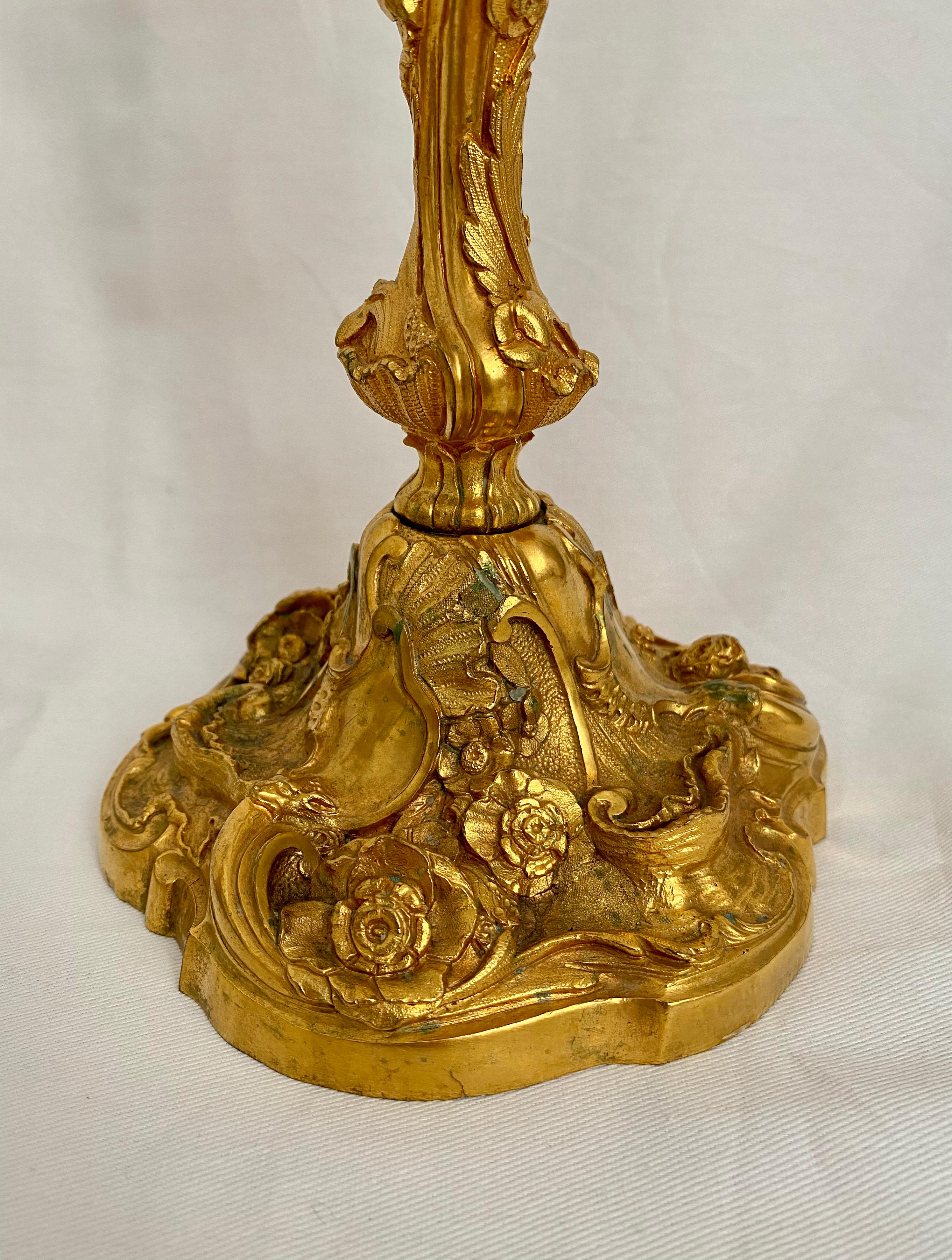 Bronze Paire de bougeoirs français de style Louis XV en bronze doré décorés de fleurs en vente