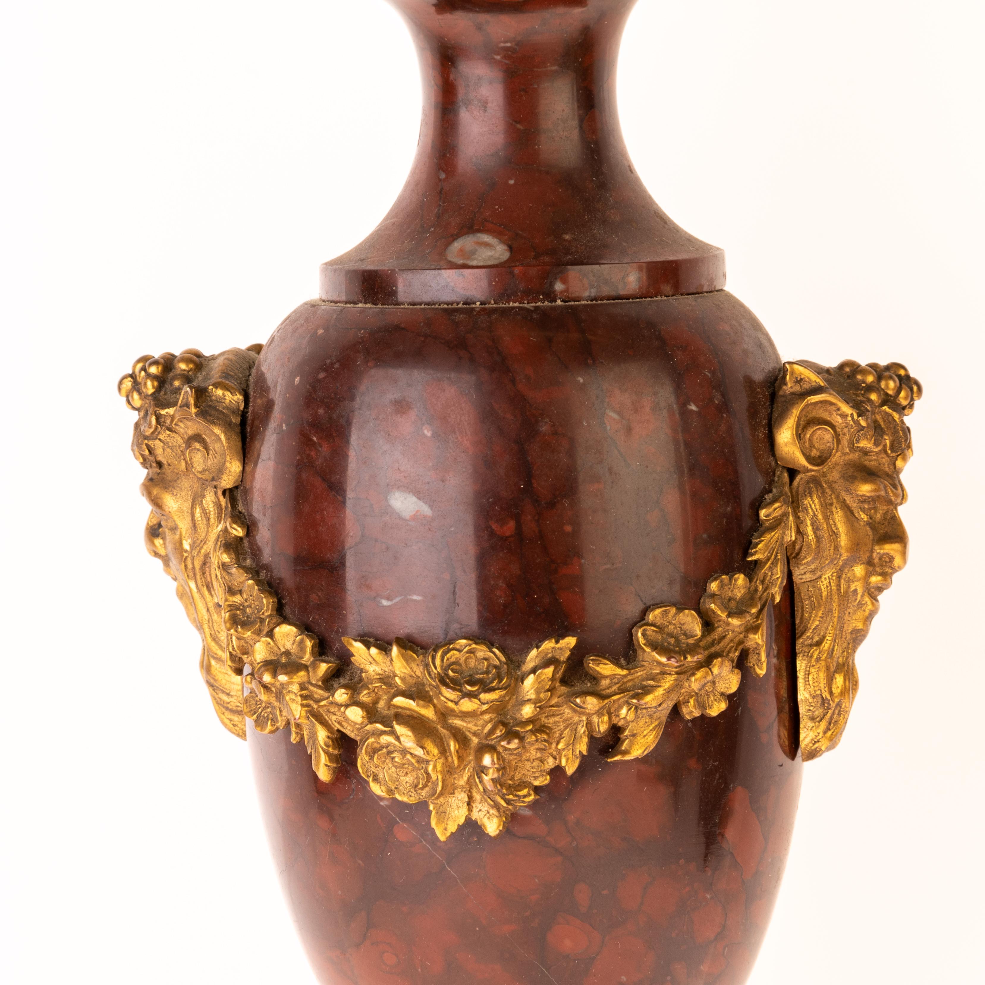 Coppia di lampade a urna in bronzo dorato e marmo rosso con satiro del XIX secolo in vendita 6