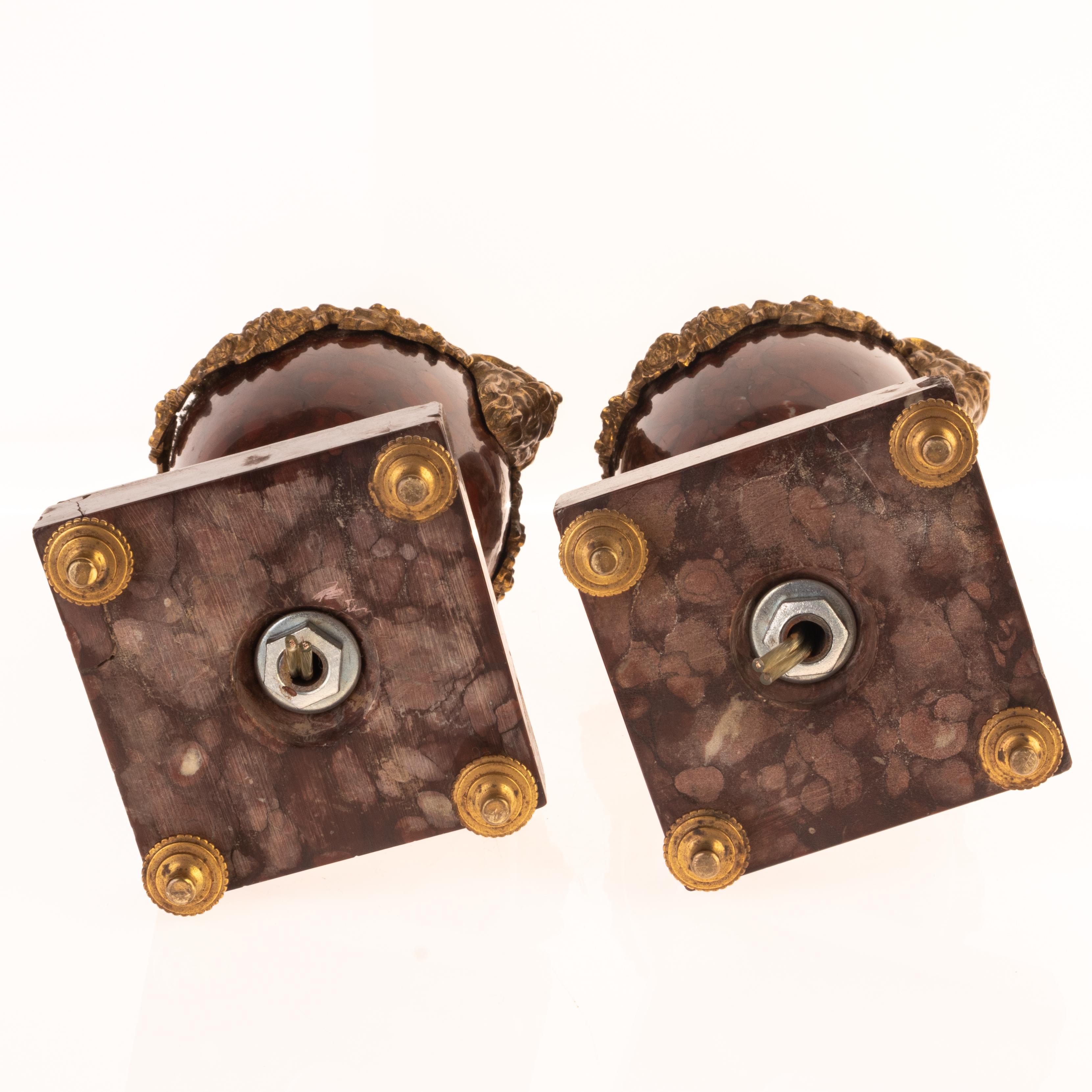Coppia di lampade a urna in bronzo dorato e marmo rosso con satiro del XIX secolo in vendita 7