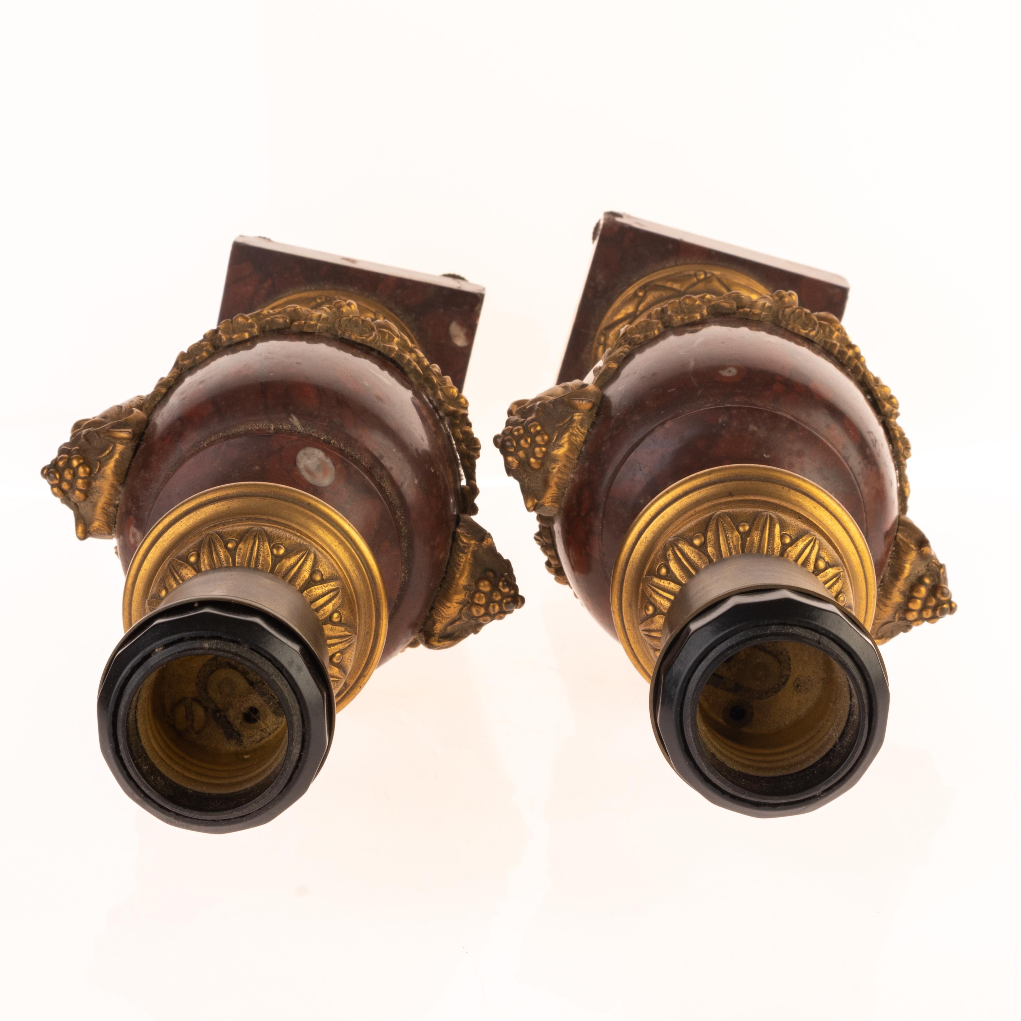 Coppia di lampade a urna in bronzo dorato e marmo rosso con satiro del XIX secolo in vendita 8