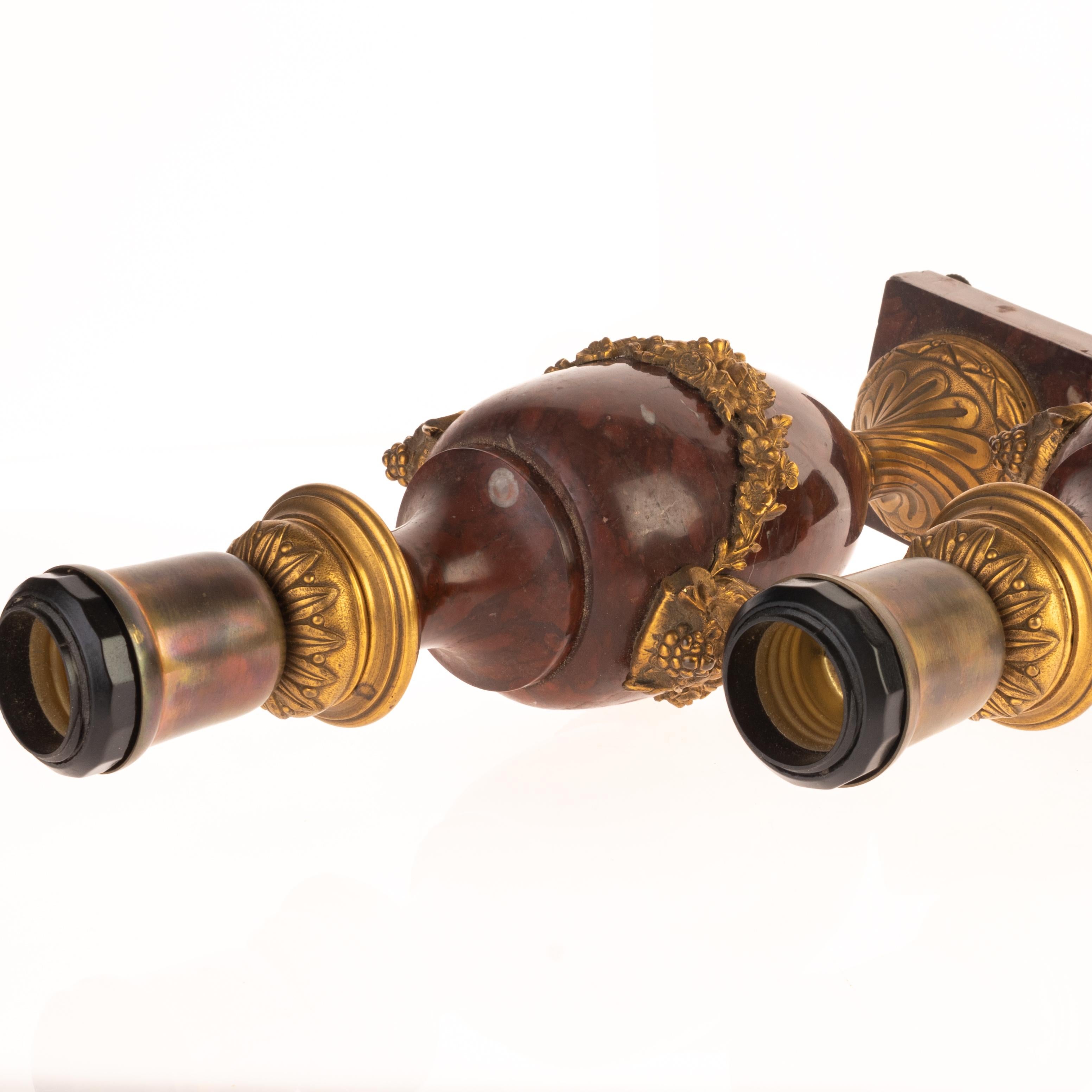 Coppia di lampade a urna in bronzo dorato e marmo rosso con satiro del XIX secolo in vendita 9