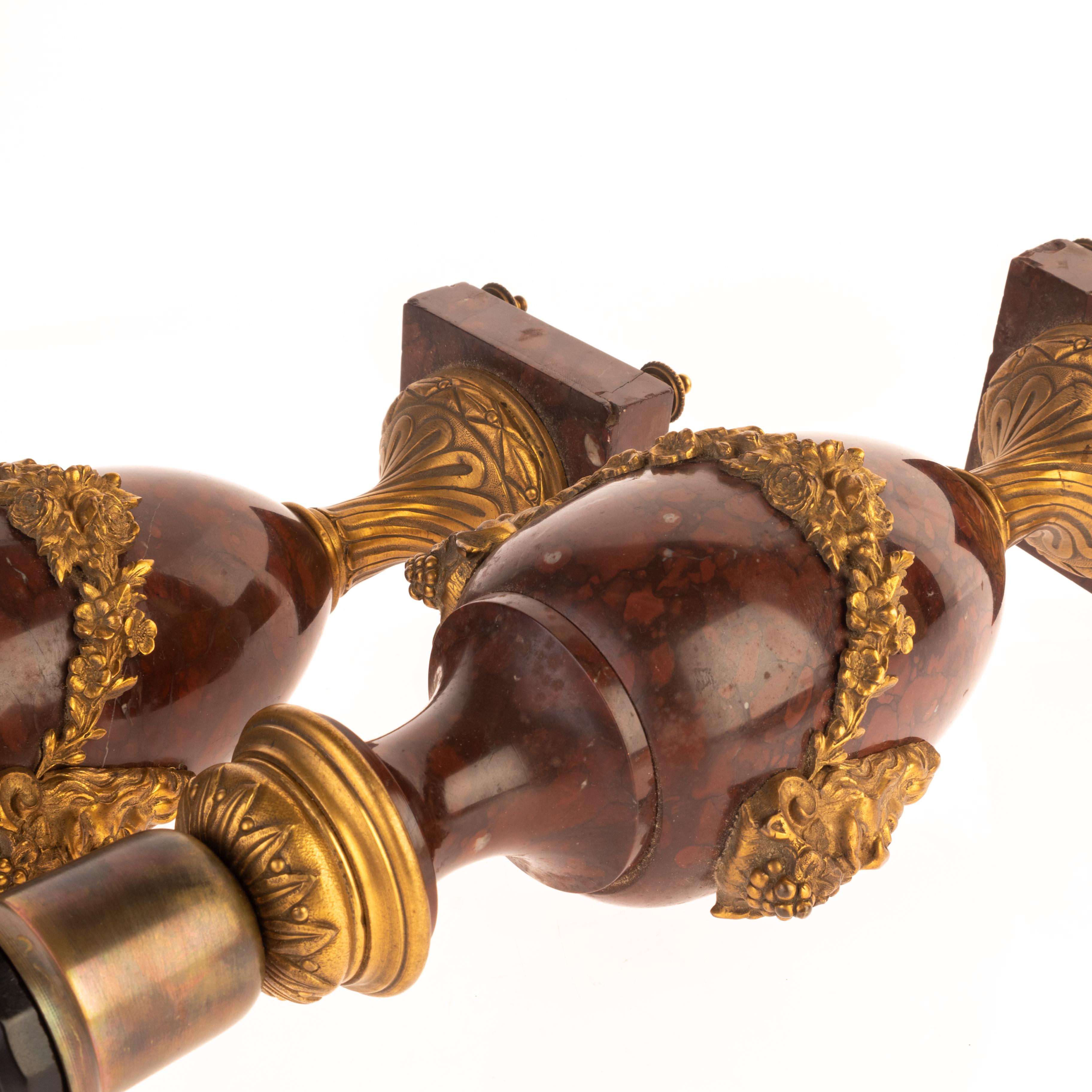 Coppia di lampade a urna in bronzo dorato e marmo rosso con satiro del XIX secolo in vendita 10