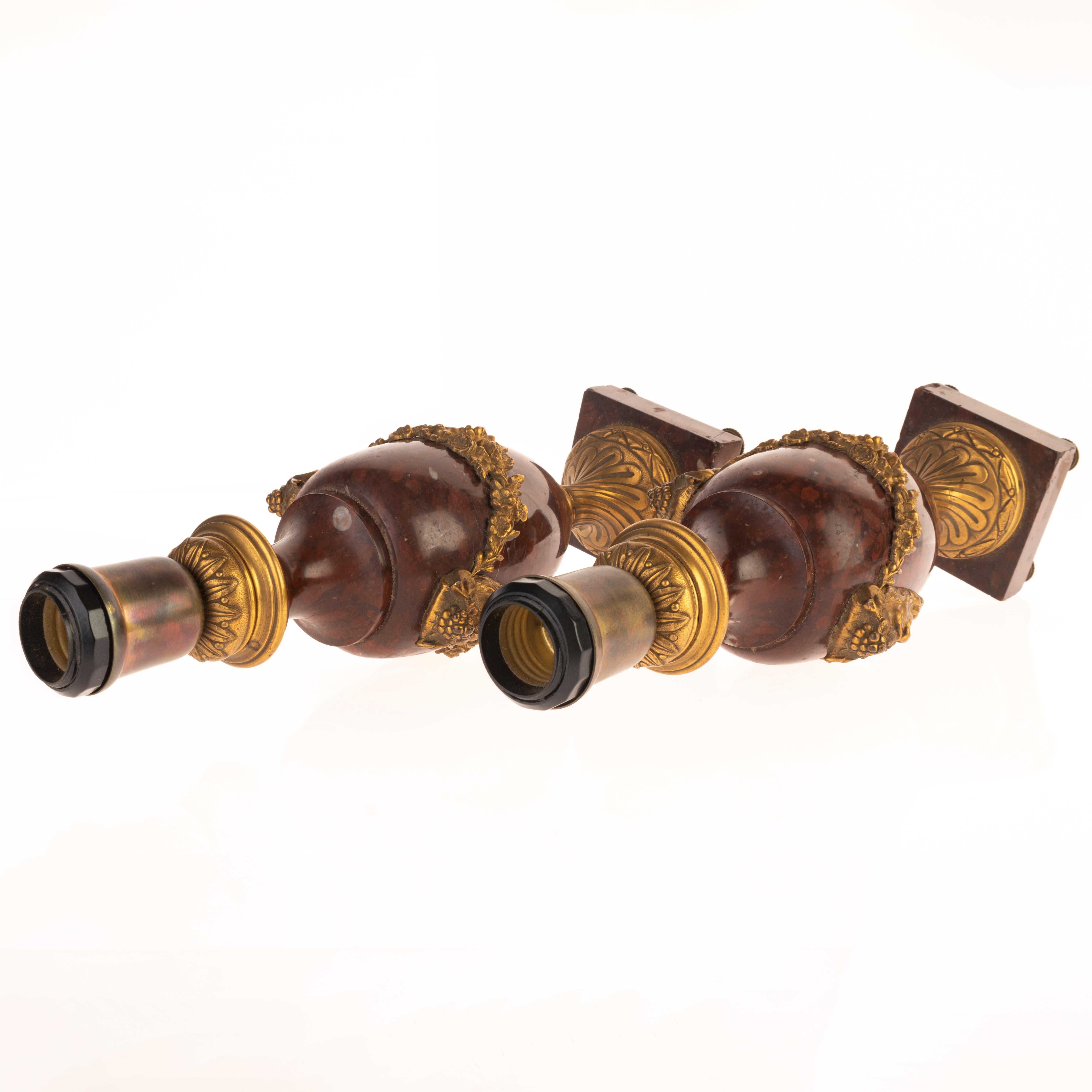 Coppia di lampade a urna in bronzo dorato e marmo rosso con satiro del XIX secolo in vendita 11