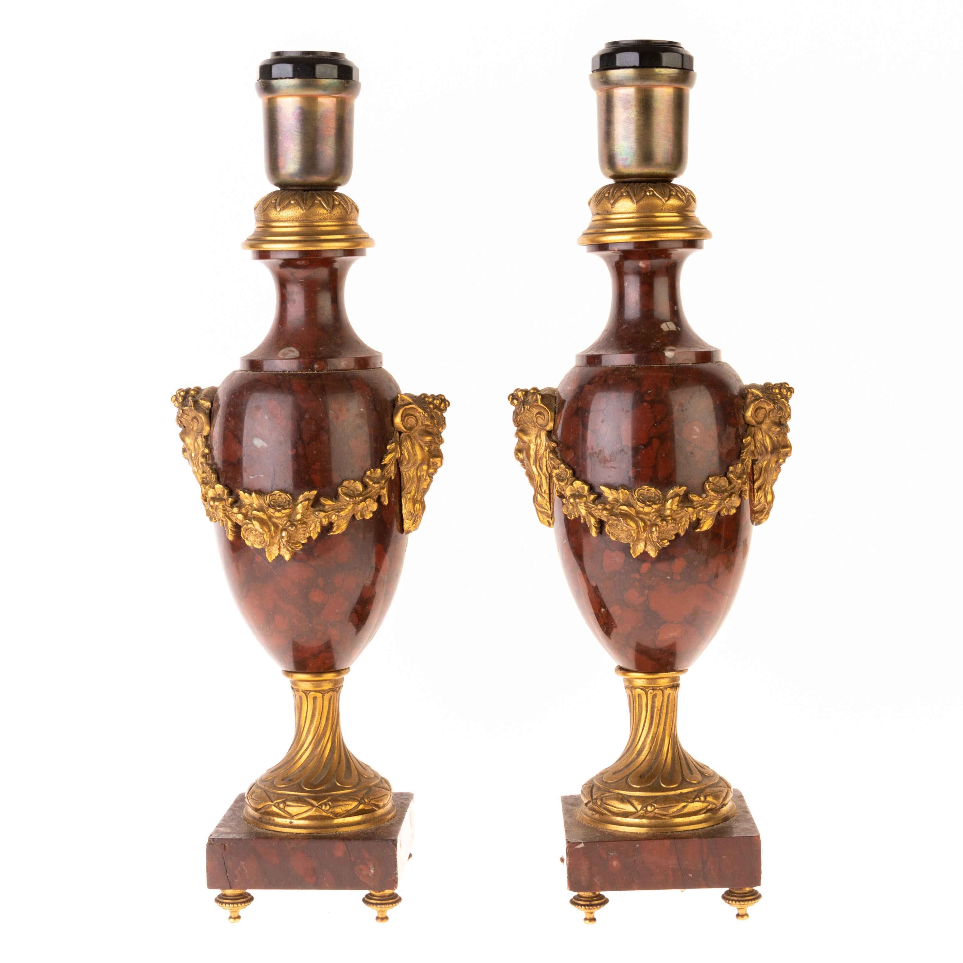 Coppia di lampade a urna in bronzo dorato e marmo rosso con satiro del XIX secolo

Convertiti in lampade da tavolo, i vasi a forma di urna in marmo rouge convertiti in lampade da tavolo, montati con maschere di satiri.


Da un'importante collezione