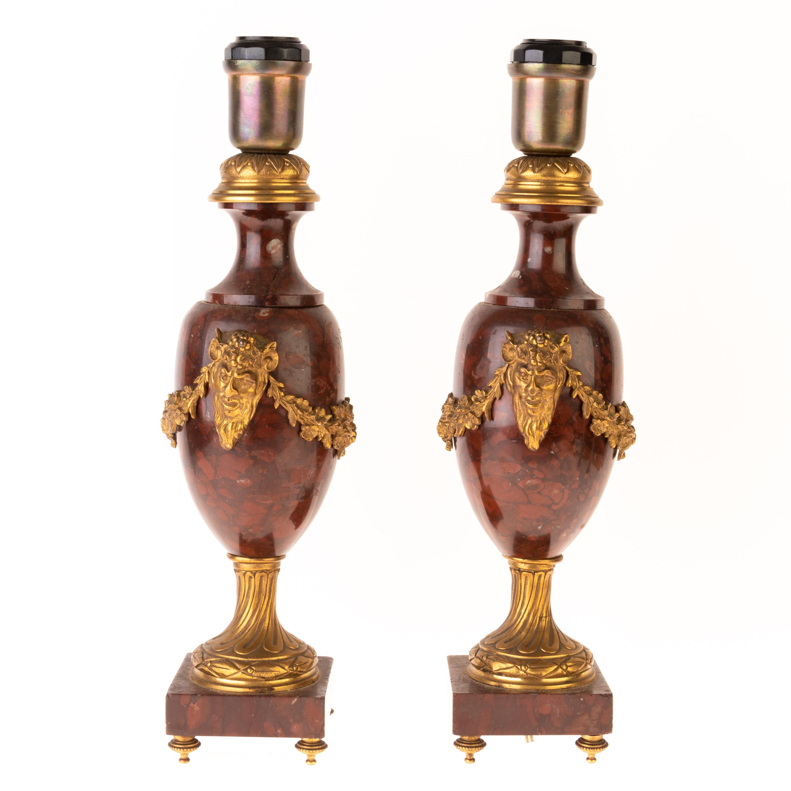 Coppia di lampade a urna in bronzo dorato e marmo rosso con satiro del XIX secolo In condizioni buone in vendita a Nottingham, GB