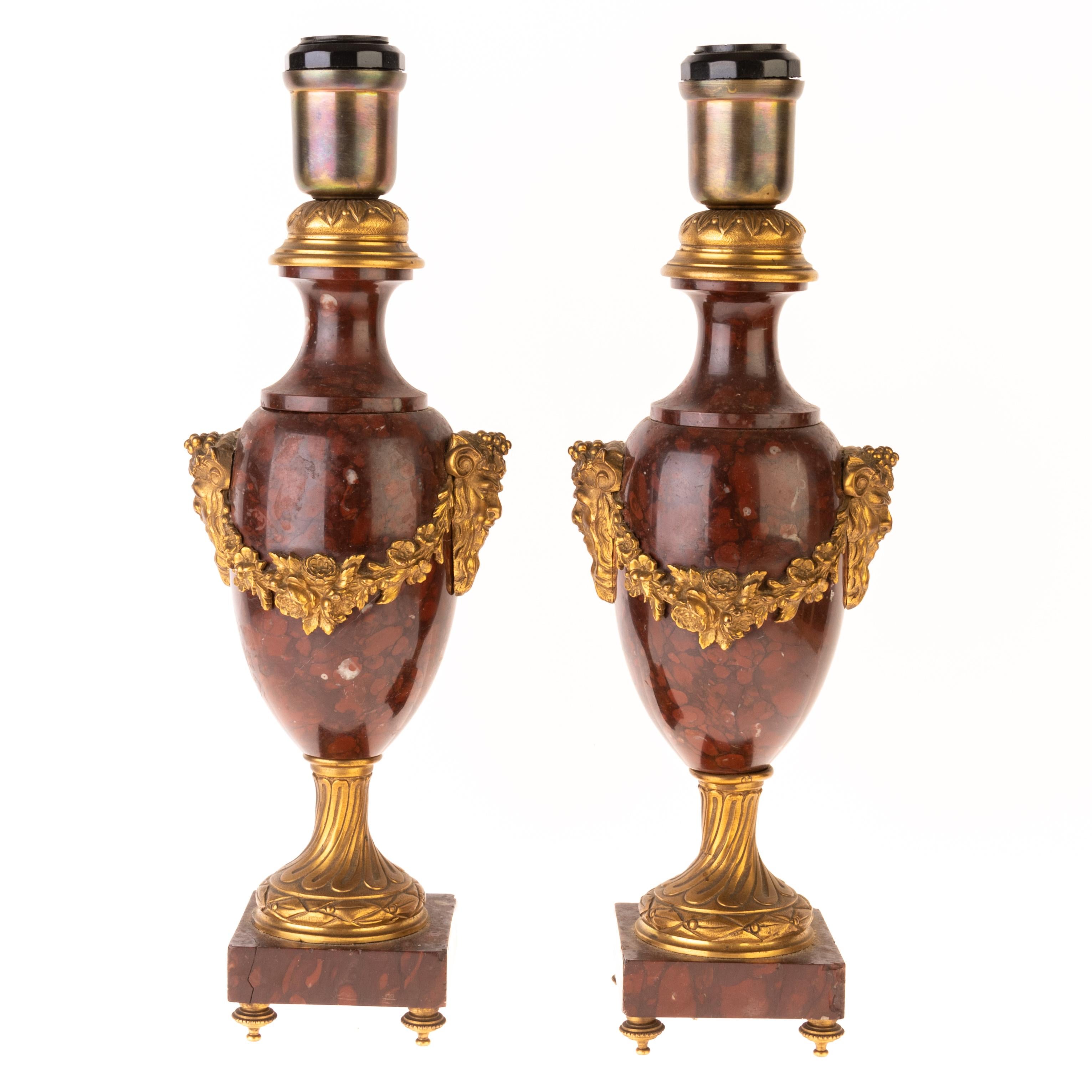 Bronzo Coppia di lampade a urna in bronzo dorato e marmo rosso con satiro del XIX secolo in vendita