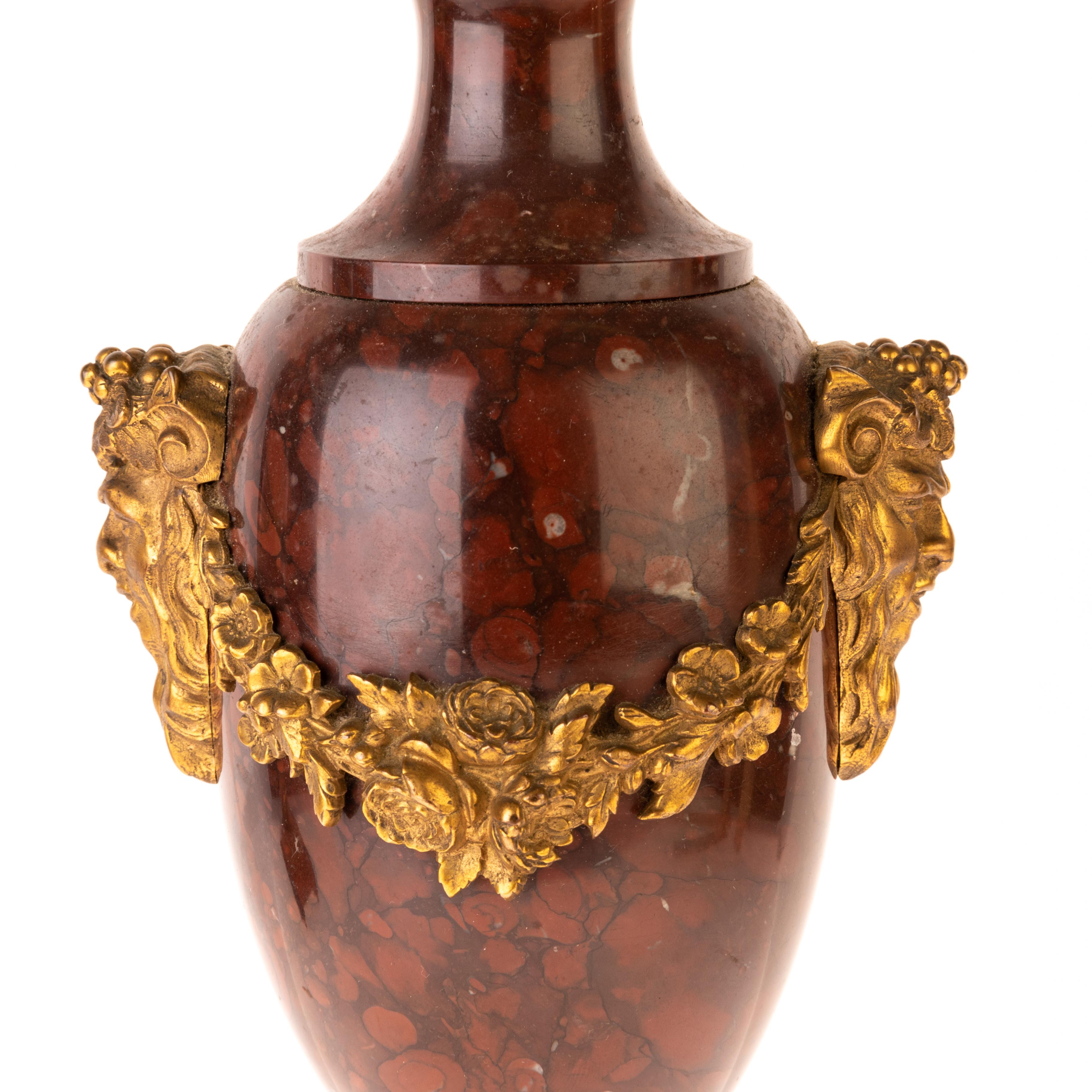 Coppia di lampade a urna in bronzo dorato e marmo rosso con satiro del XIX secolo in vendita 1
