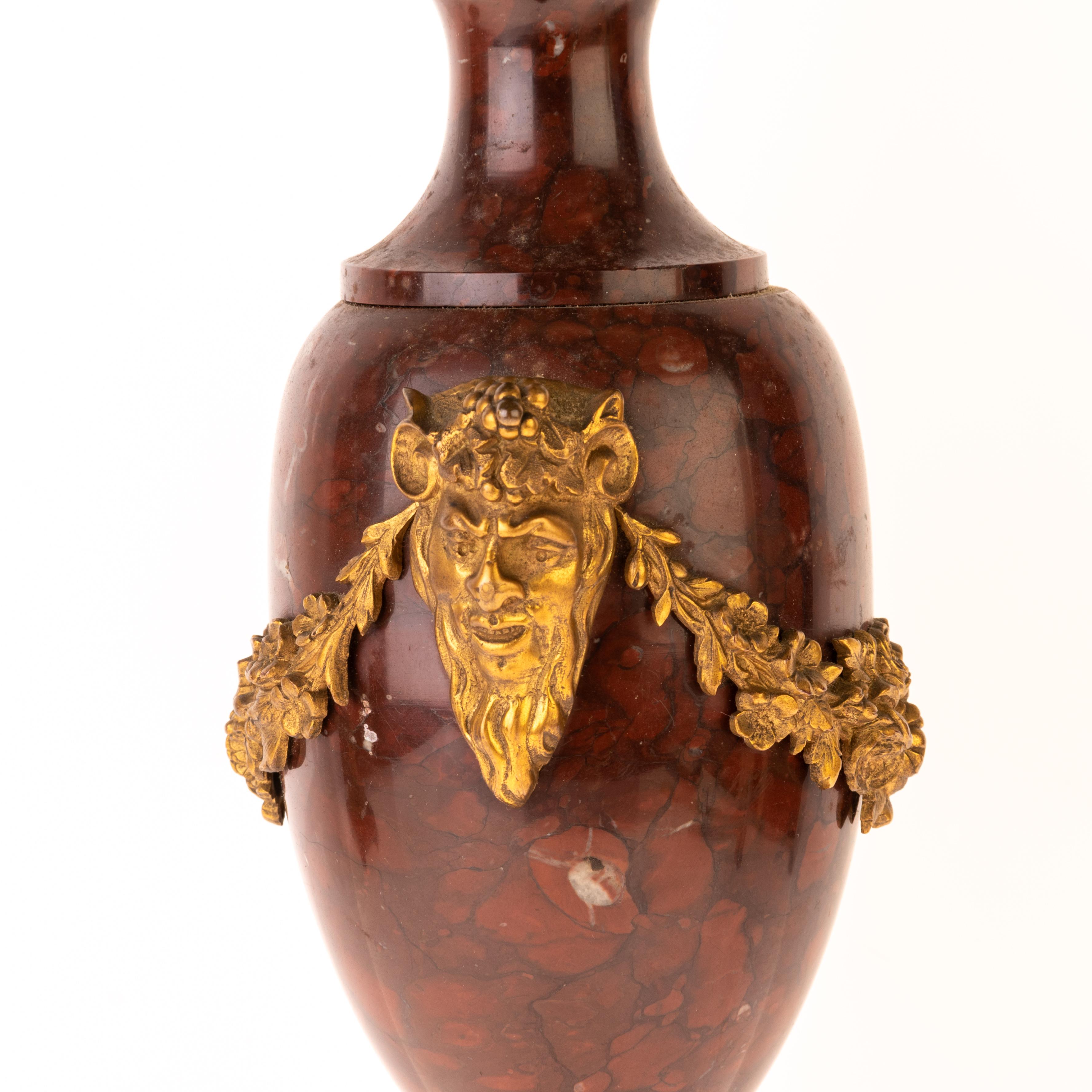 Coppia di lampade a urna in bronzo dorato e marmo rosso con satiro del XIX secolo in vendita 2