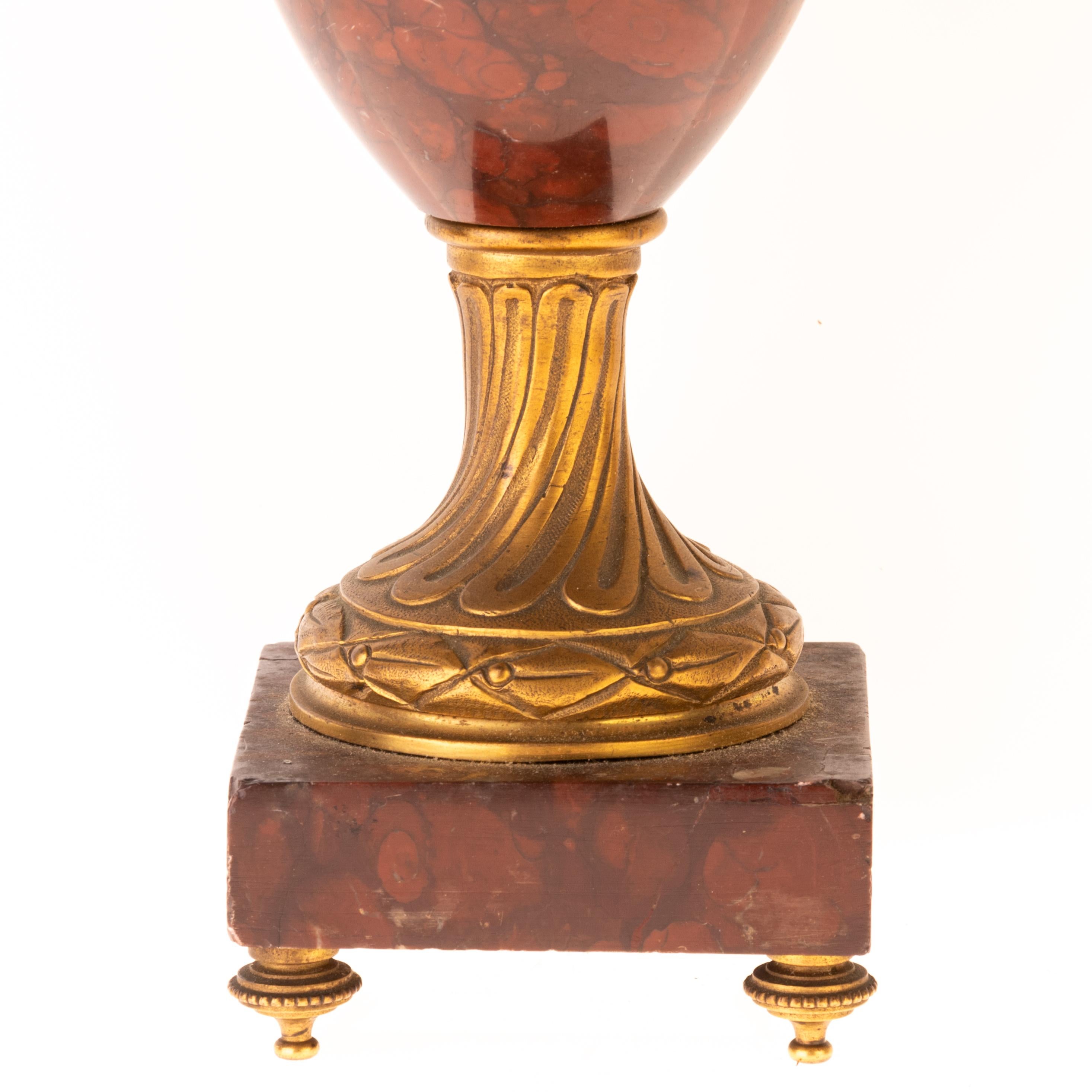 Coppia di lampade a urna in bronzo dorato e marmo rosso con satiro del XIX secolo in vendita 3
