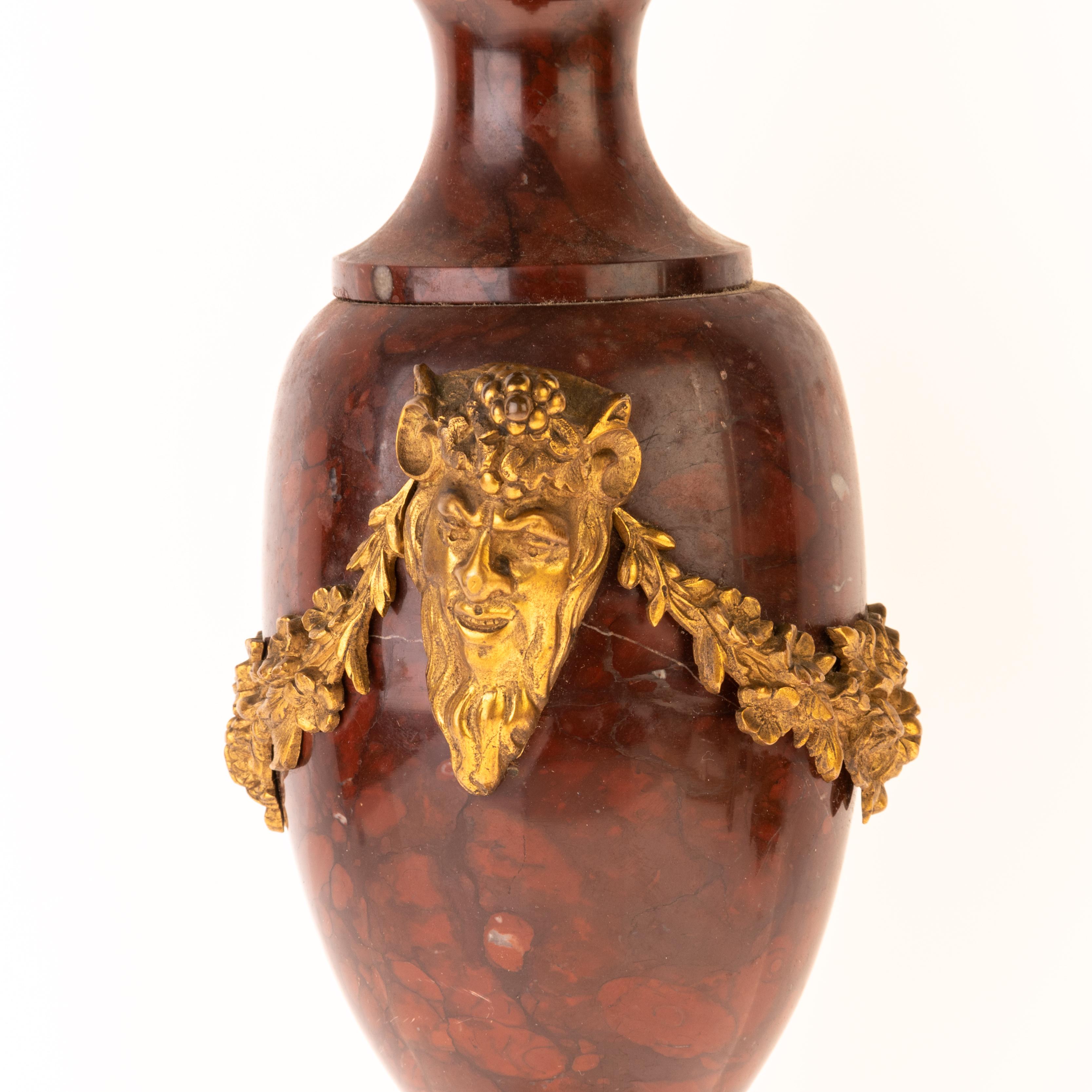 Coppia di lampade a urna in bronzo dorato e marmo rosso con satiro del XIX secolo in vendita 5