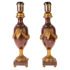 Coppia di lampade a urna in bronzo dorato e marmo rosso con satiro del XIX secolo