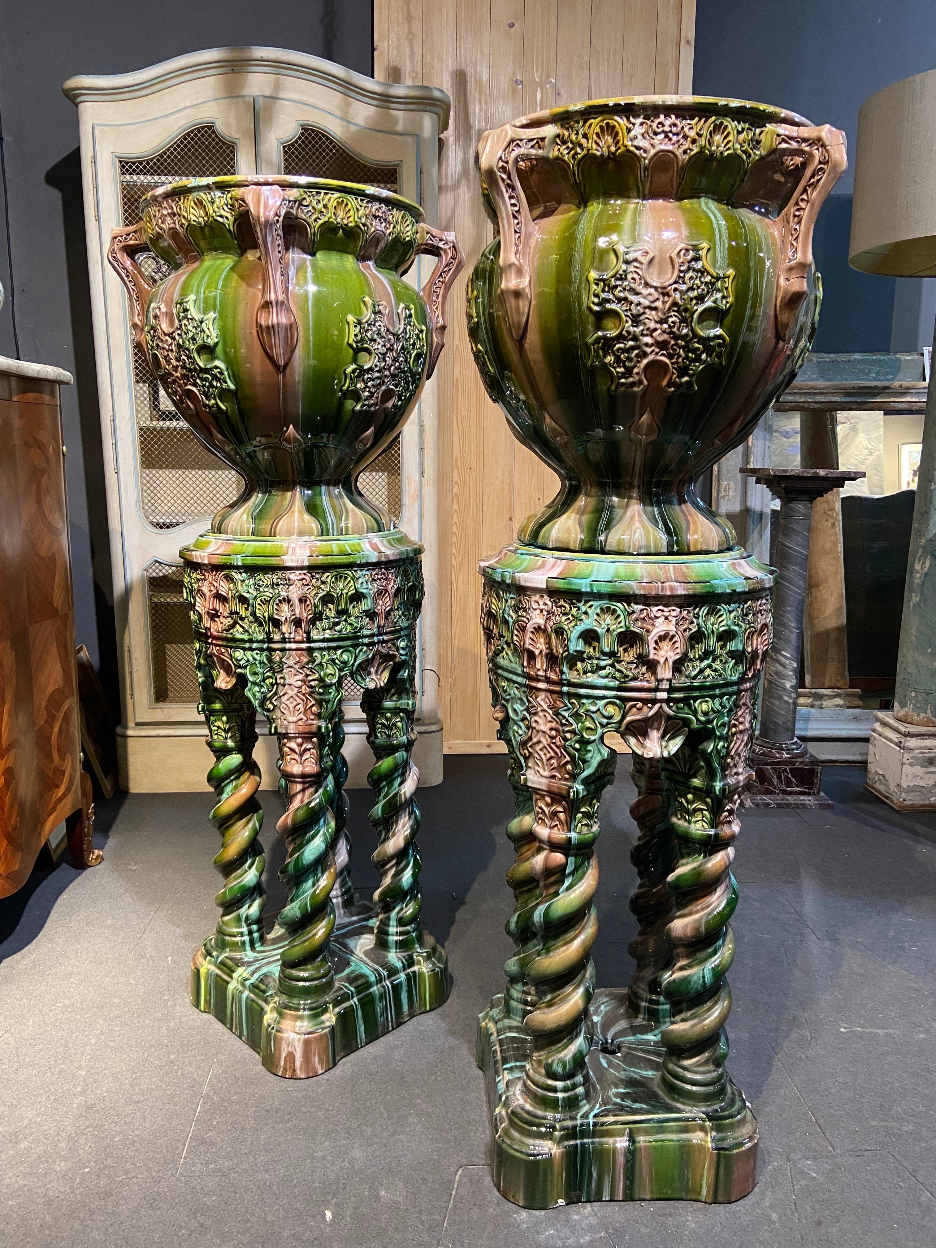 Important pair of French large earthenware planters in two pieces, resting on a four-column base with beautiful decoration hand painted in green and warm pink Moroccan background - oriental design in Pierre Perret style.
There are small