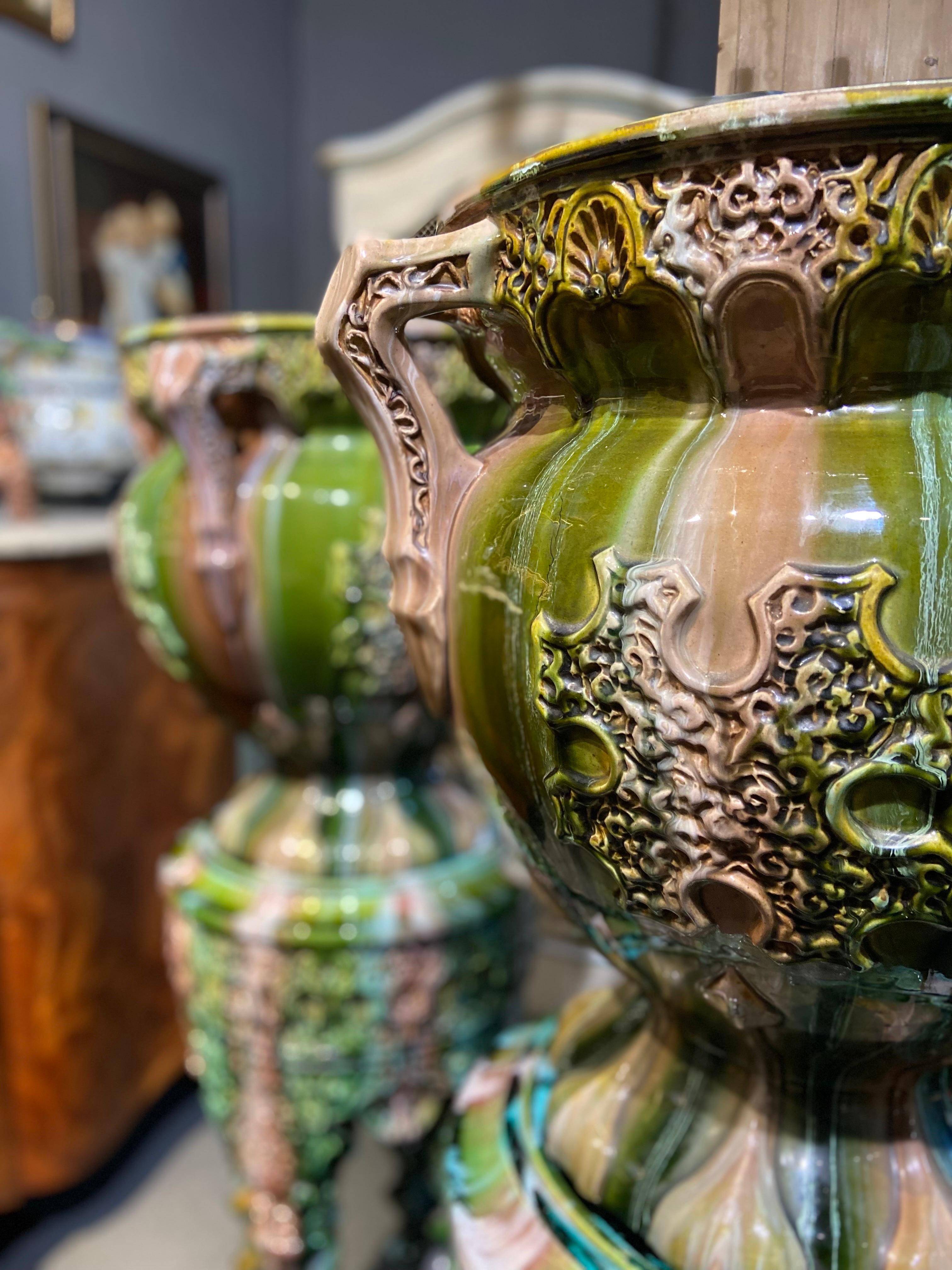 Français Paire de grandes jardinières de terre peintes à la main, style marocain en vente