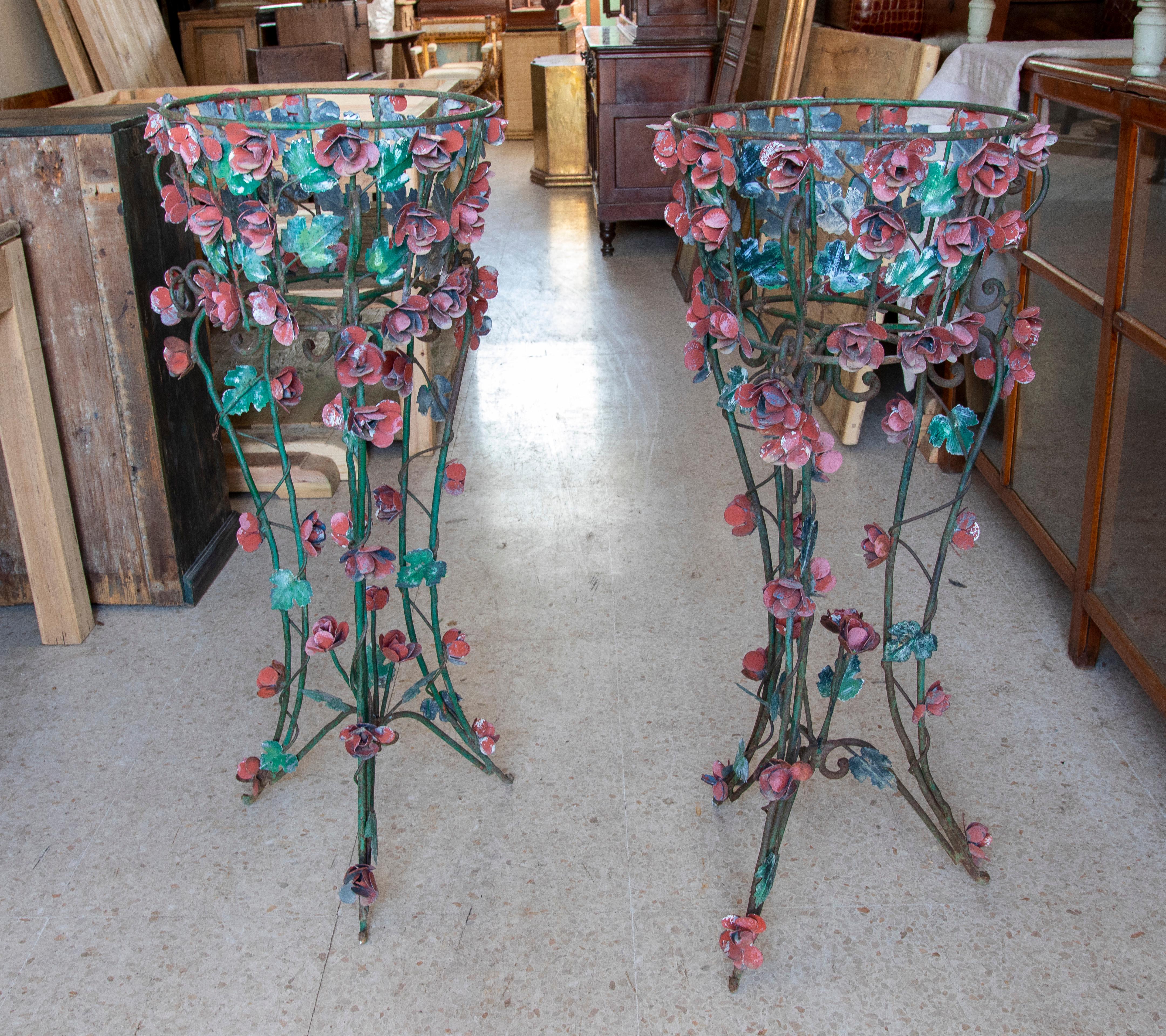  French  Pair of Hand-Painted Iron and Metal Supports for Planters In Good Condition For Sale In Marbella, ES