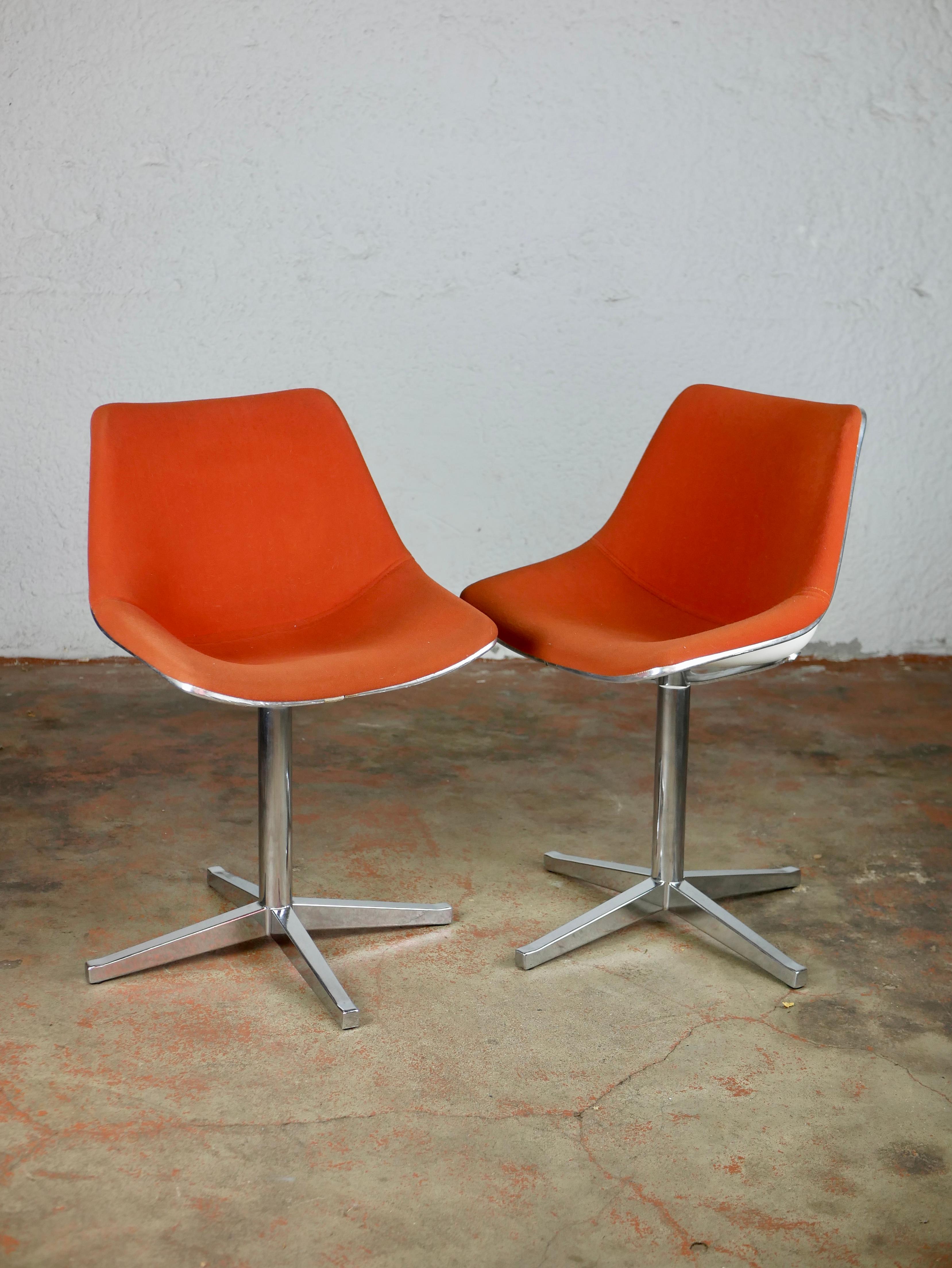 Vitamine is key ! 
You will have it surely with this two adorable chairs, model L202 designed by the great French architect and urbanist Roland Schweitzer, student of Auguste Perret and Jean Prouvé, for Lafargue in the 1970s.
White molded plastic