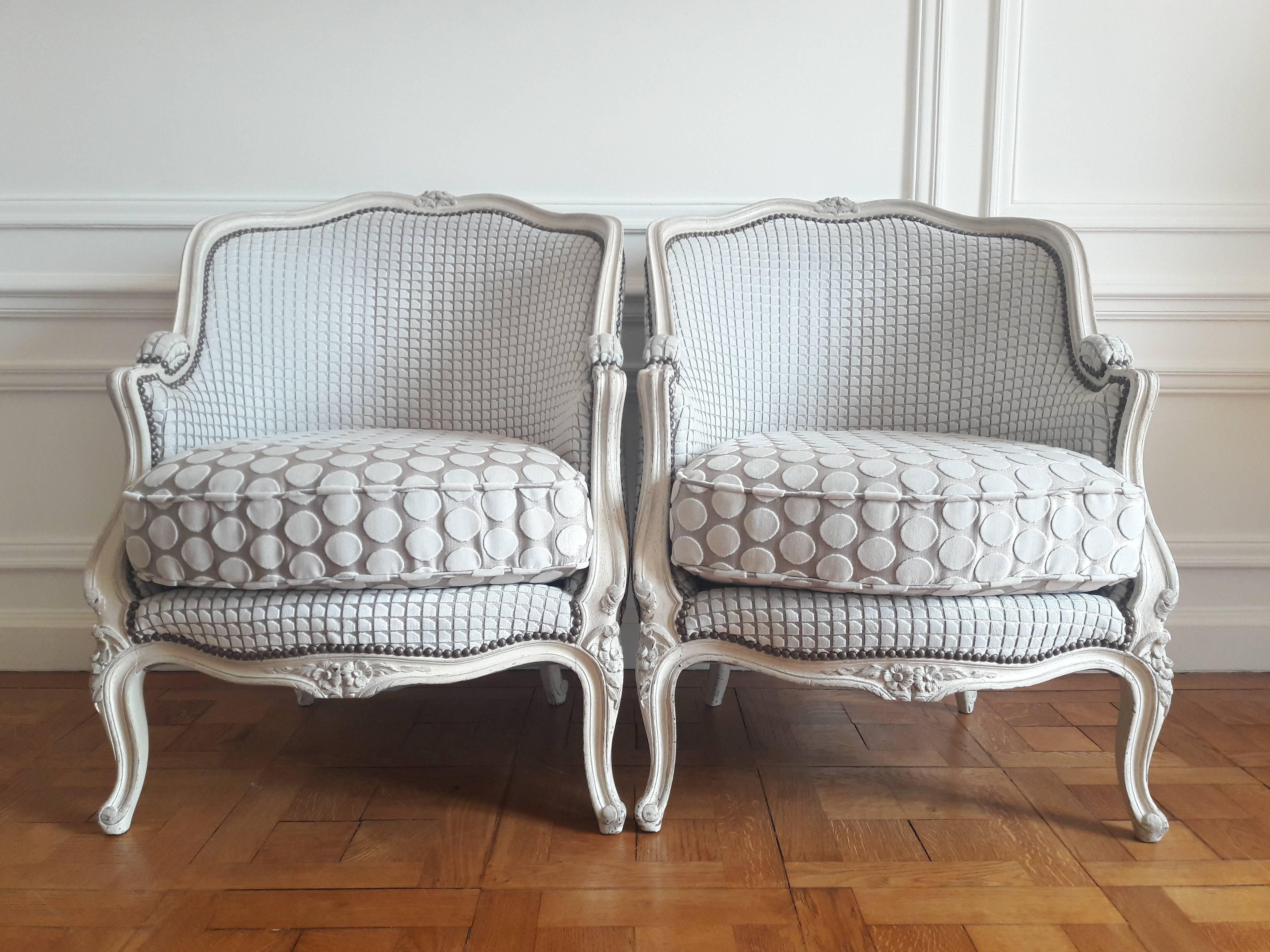 Antique pair of bergère Louis XV style of the period Napoleon III.
Sprung seat and removable cushion.
Entirely done again in the rules of the art with a fabric of the famous Parisian publisher Pierre Frey in white and grey velvet.
   