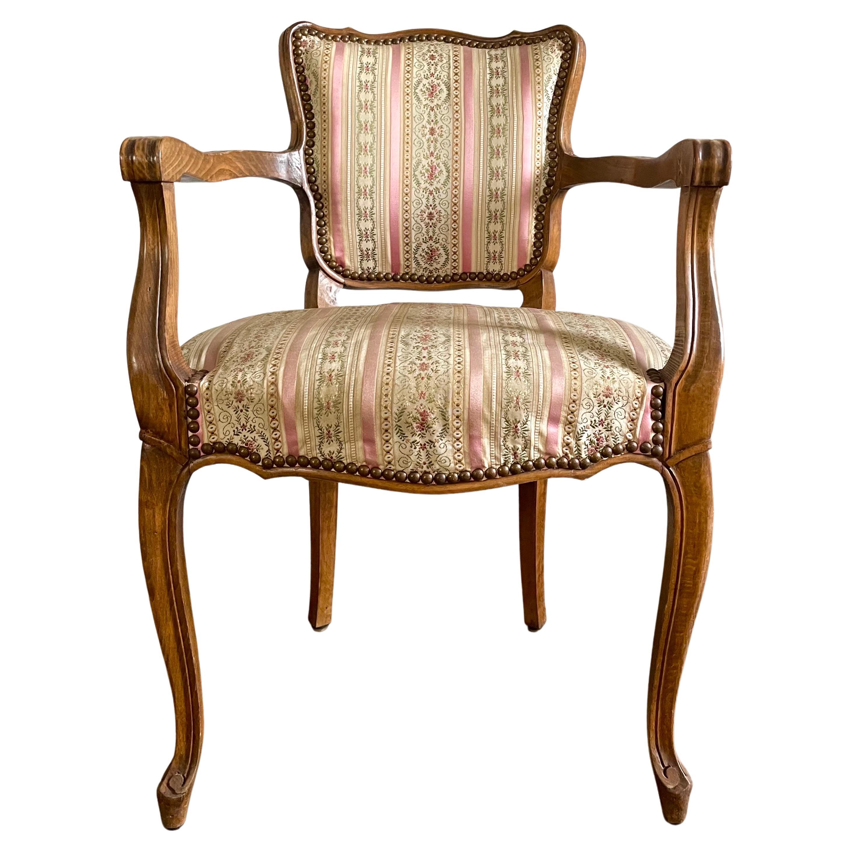 Paire de fauteuils bridge de style Louis XV - Fauteuils de bureau ;
Jolie tapisserie soyeuse dans les tons beige, rose et vert, caractéristique du style Louis XV.

Modèle classique à dossier bas avec accoudoirs. A hauteur de bureau.
La chaise de