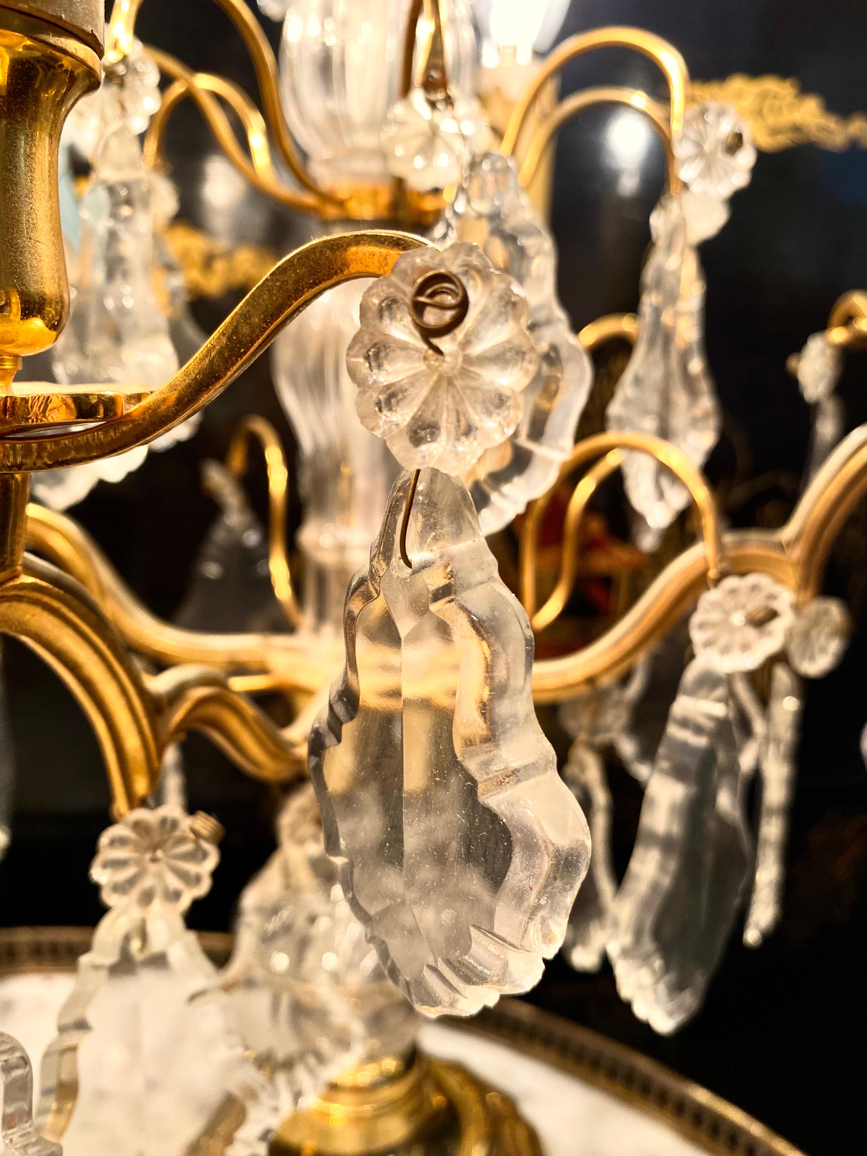 Paar französische Girandolen-Kristall-Kandelaber aus Bronze im Louis-XV-Stil im Angebot 5