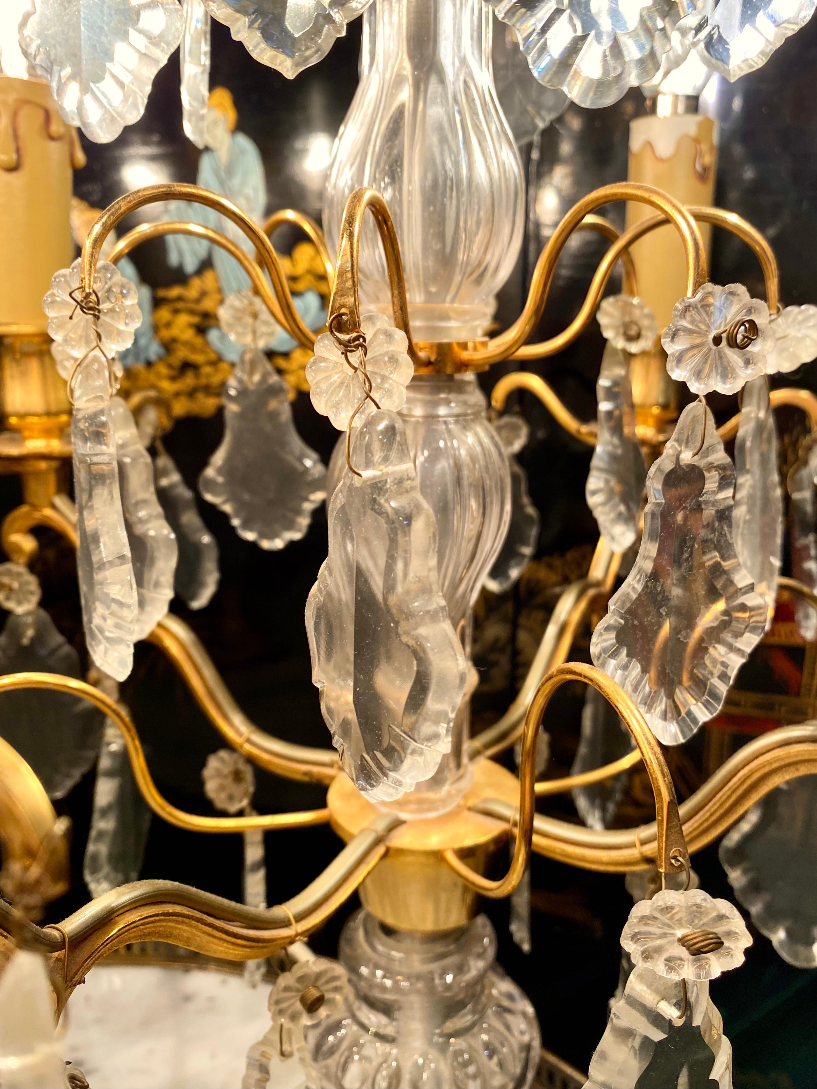 Paar französische Girandolen-Kristall-Kandelaber aus Bronze im Louis-XV-Stil im Angebot 6
