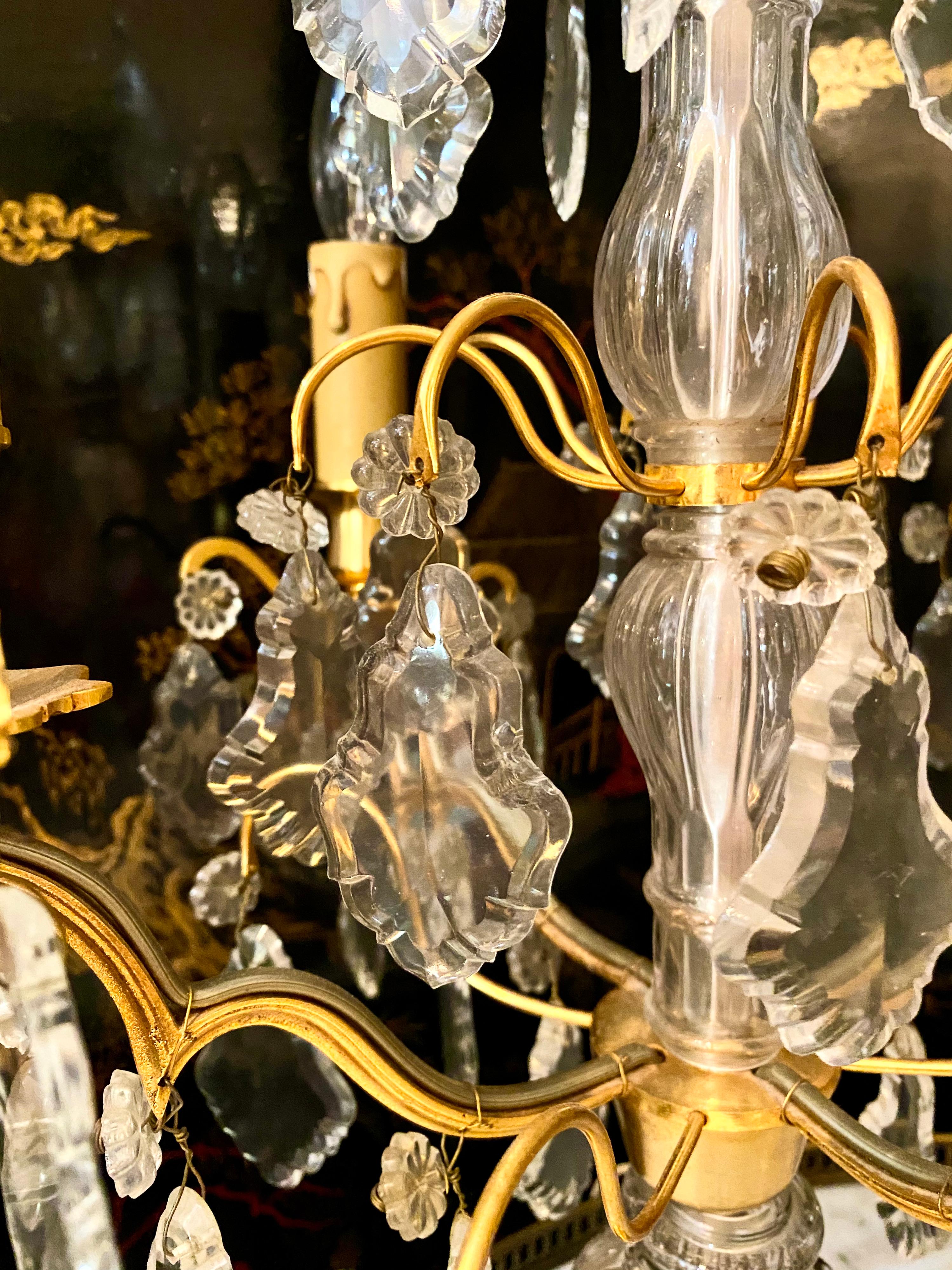 Paar französische Girandolen-Kristall-Kandelaber aus Bronze im Louis-XV-Stil im Angebot 8