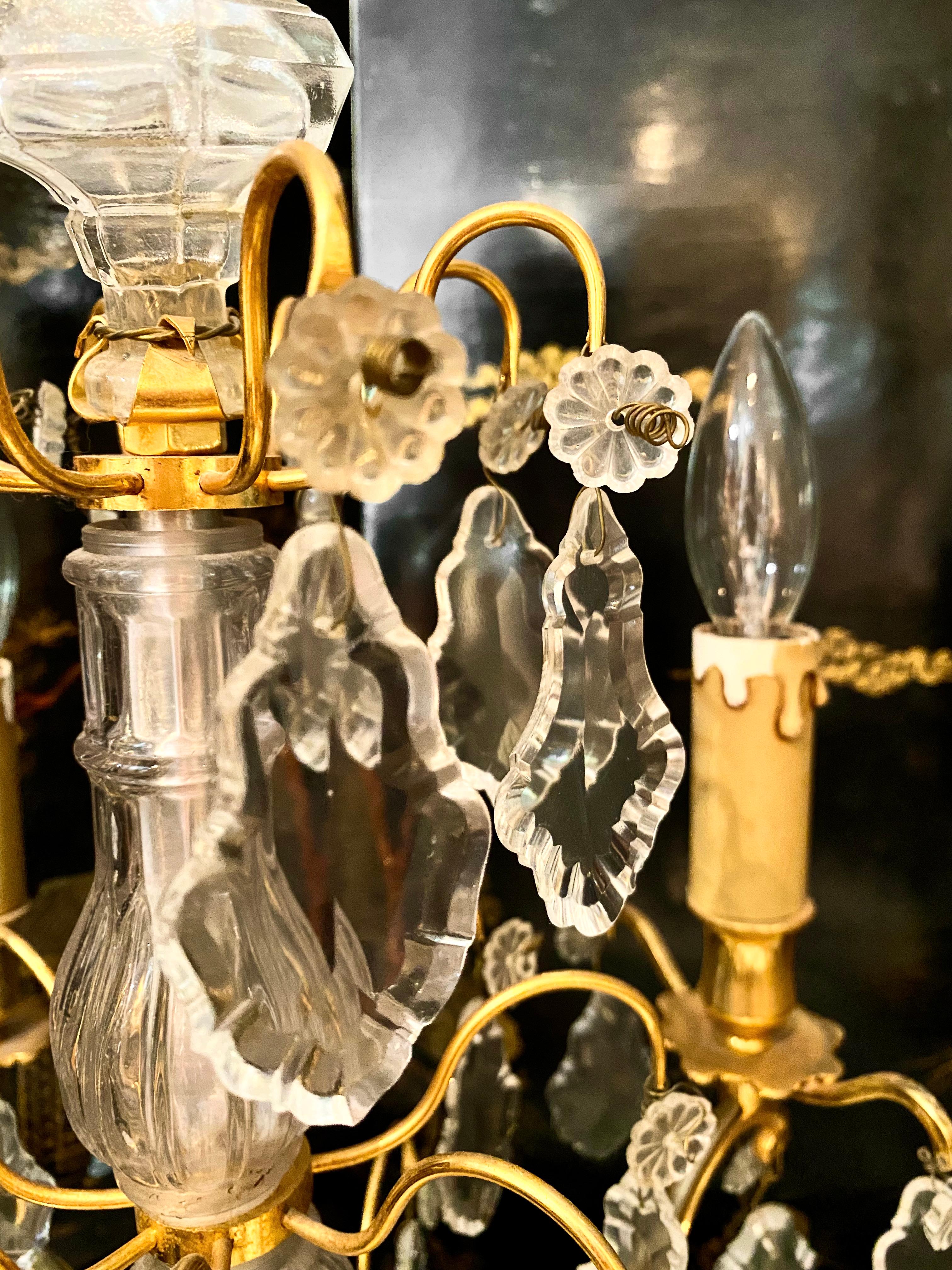 Paar französische Girandolen-Kristall-Kandelaber aus Bronze im Louis-XV-Stil im Angebot 10