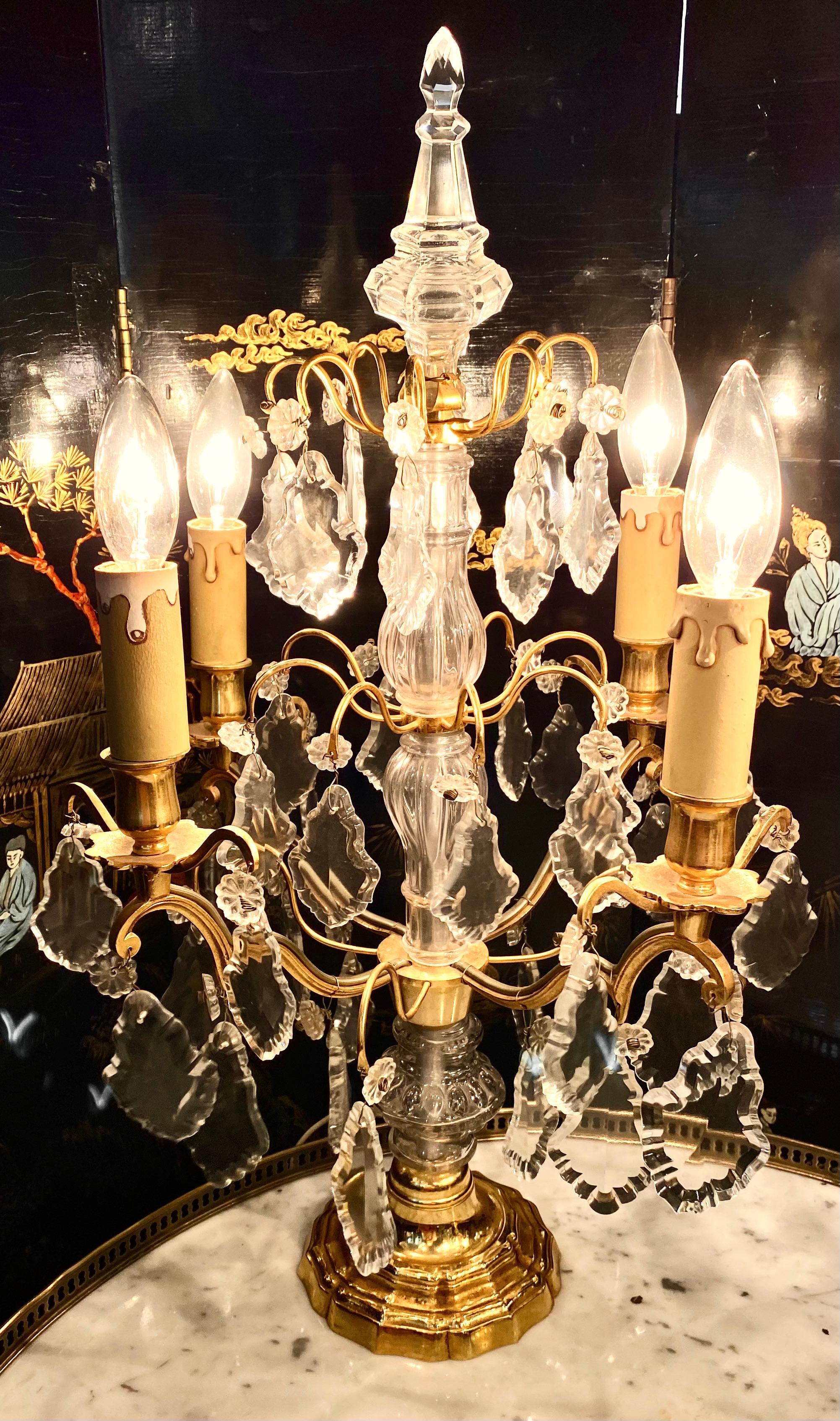 Paar französische Girandolen-Kristall-Kandelaber aus Bronze im Louis-XV-Stil (Französisch) im Angebot