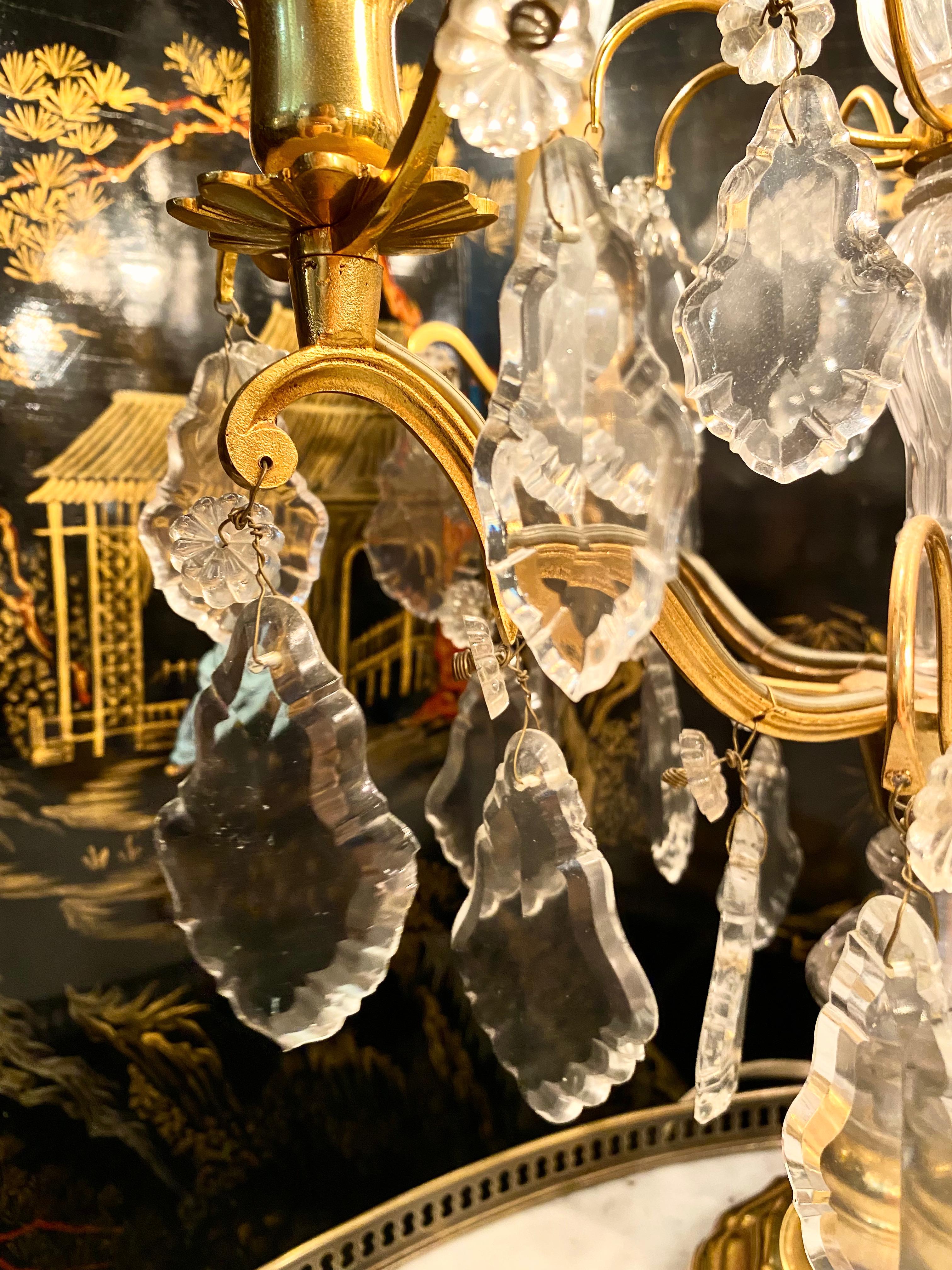 Paar französische Girandolen-Kristall-Kandelaber aus Bronze im Louis-XV-Stil im Zustand „Gut“ im Angebot in Montreal, Quebec