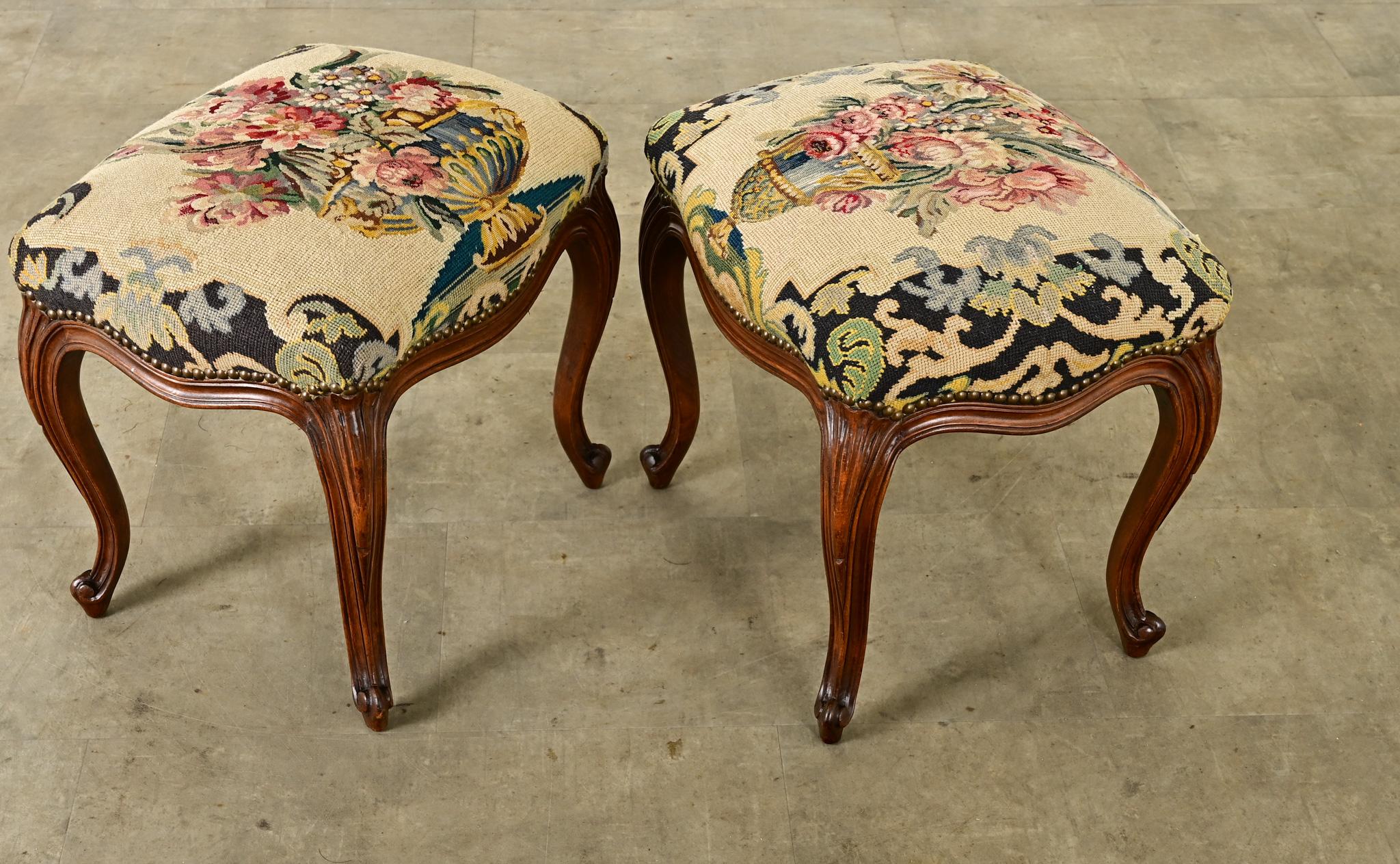 Paire de tabourets de style Louis XV avec broderie en vente 3