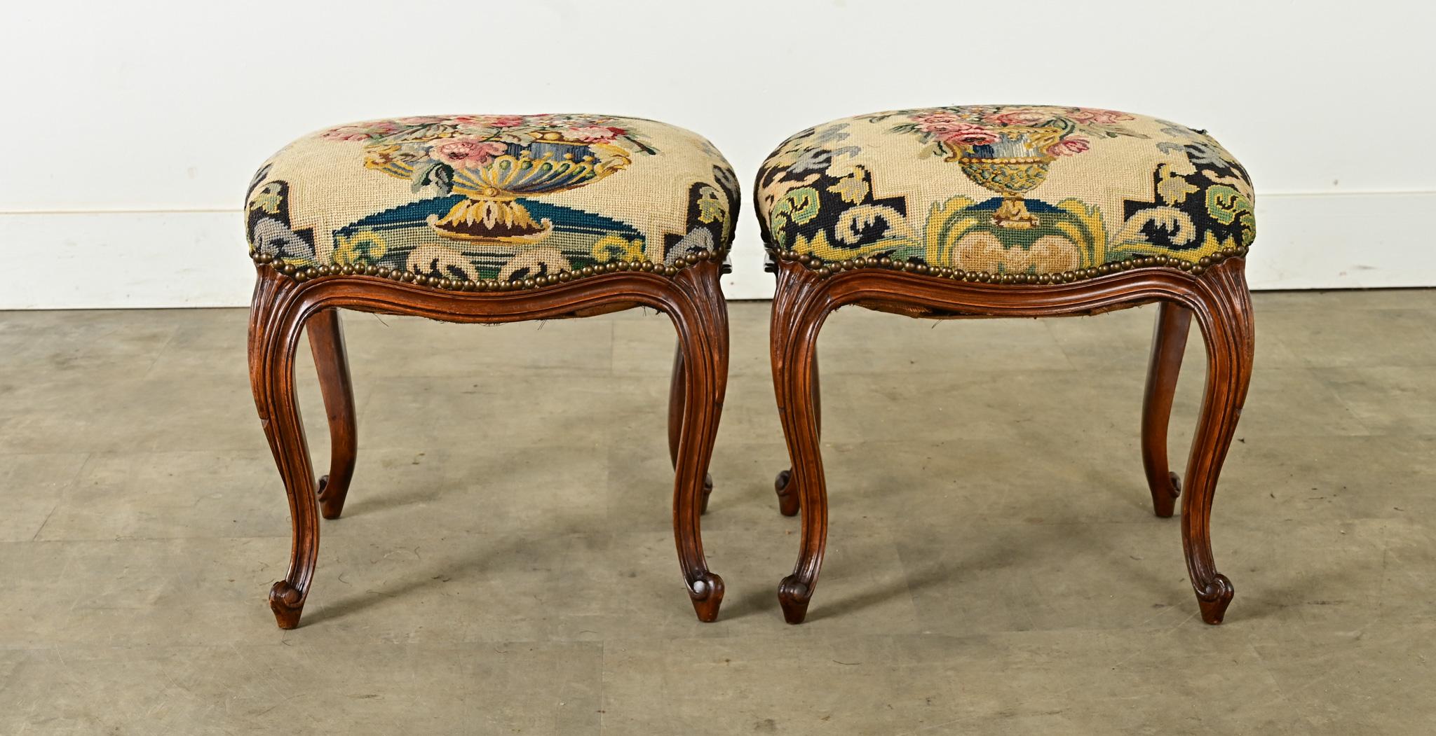 Paire de tabourets de style Louis XV avec broderie en vente 4