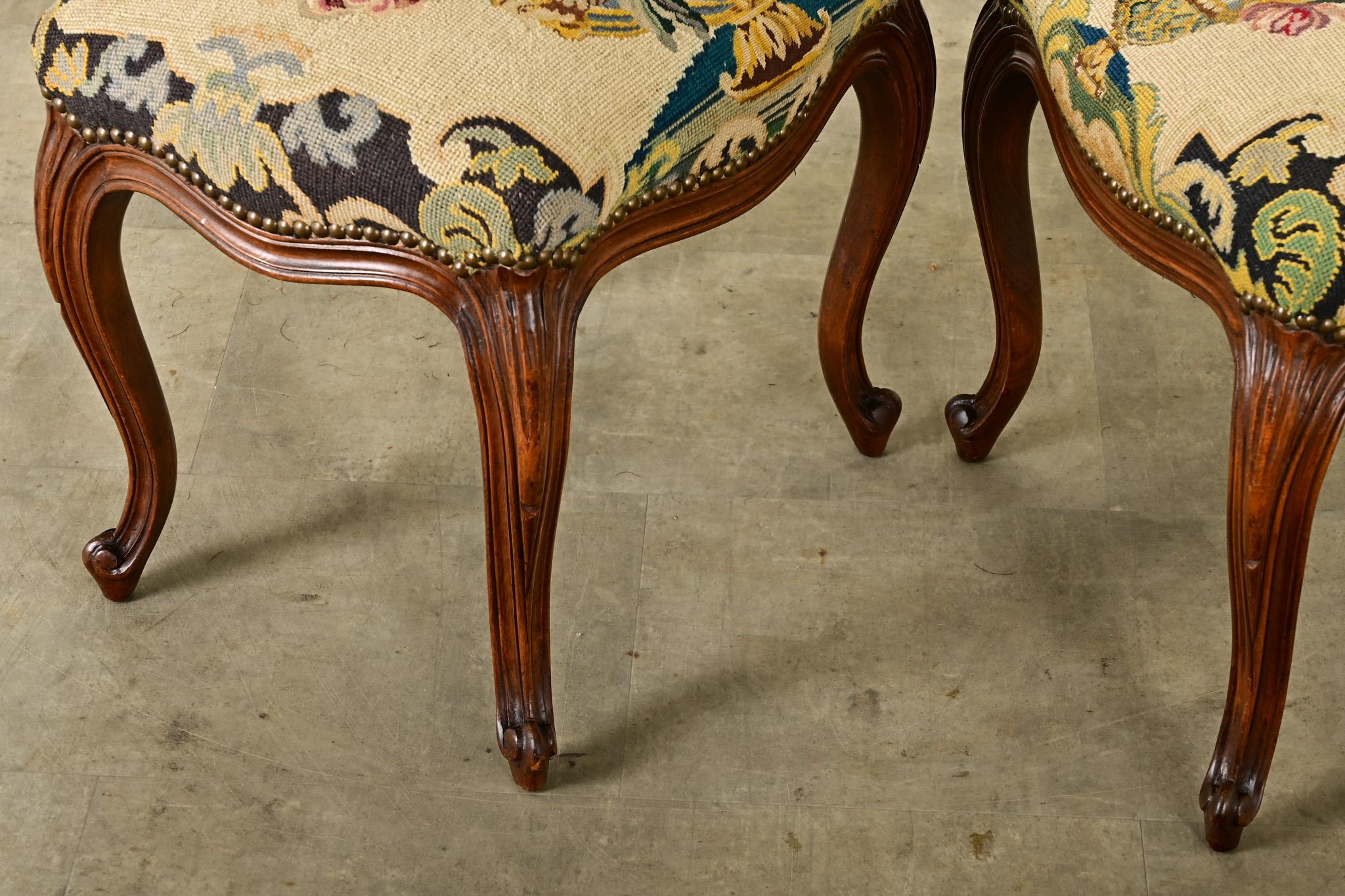 Paire de tabourets de style Louis XV avec broderie en vente 5