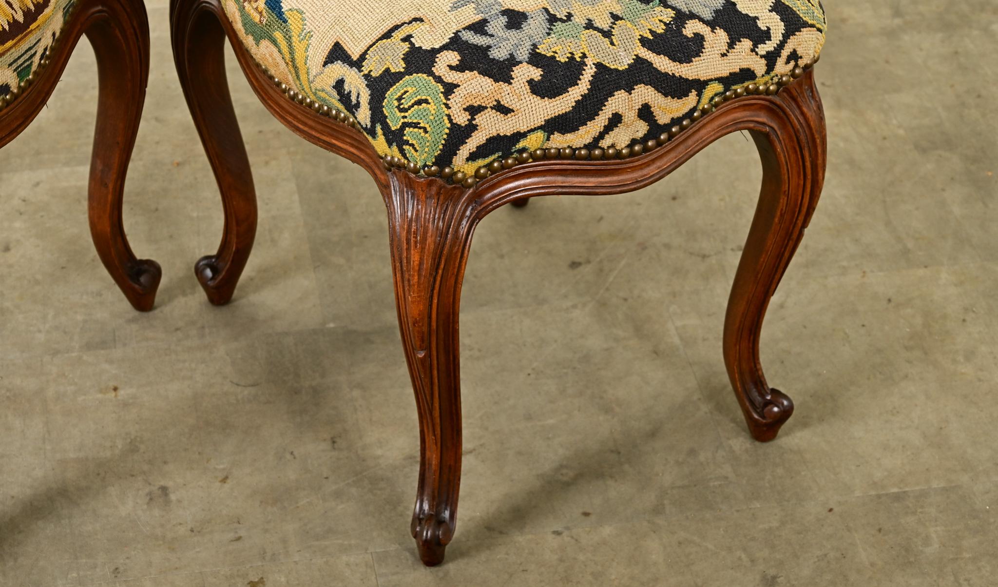 Paire de tabourets de style Louis XV avec broderie en vente 6