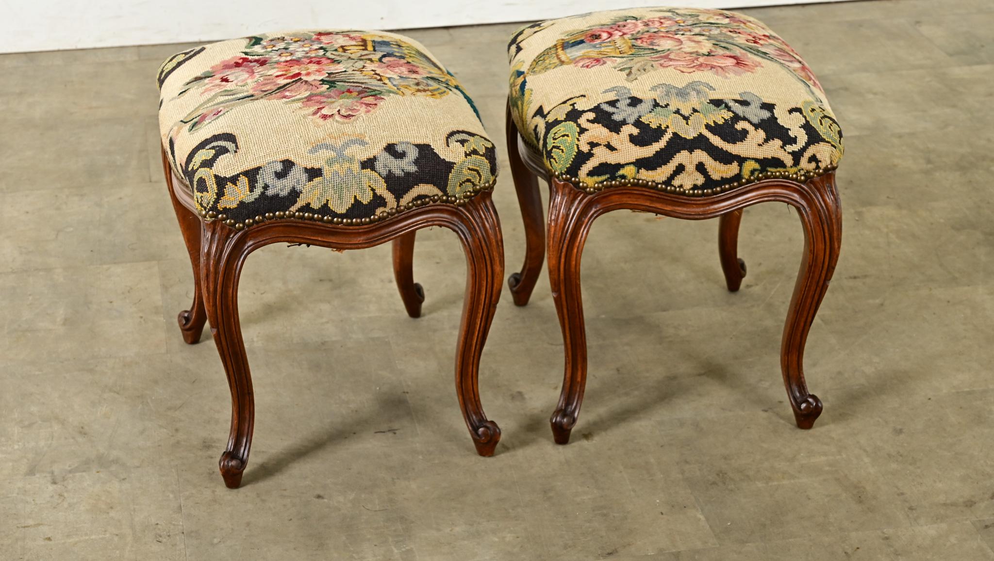 Paire de tabourets de style Louis XV avec broderie en vente 7