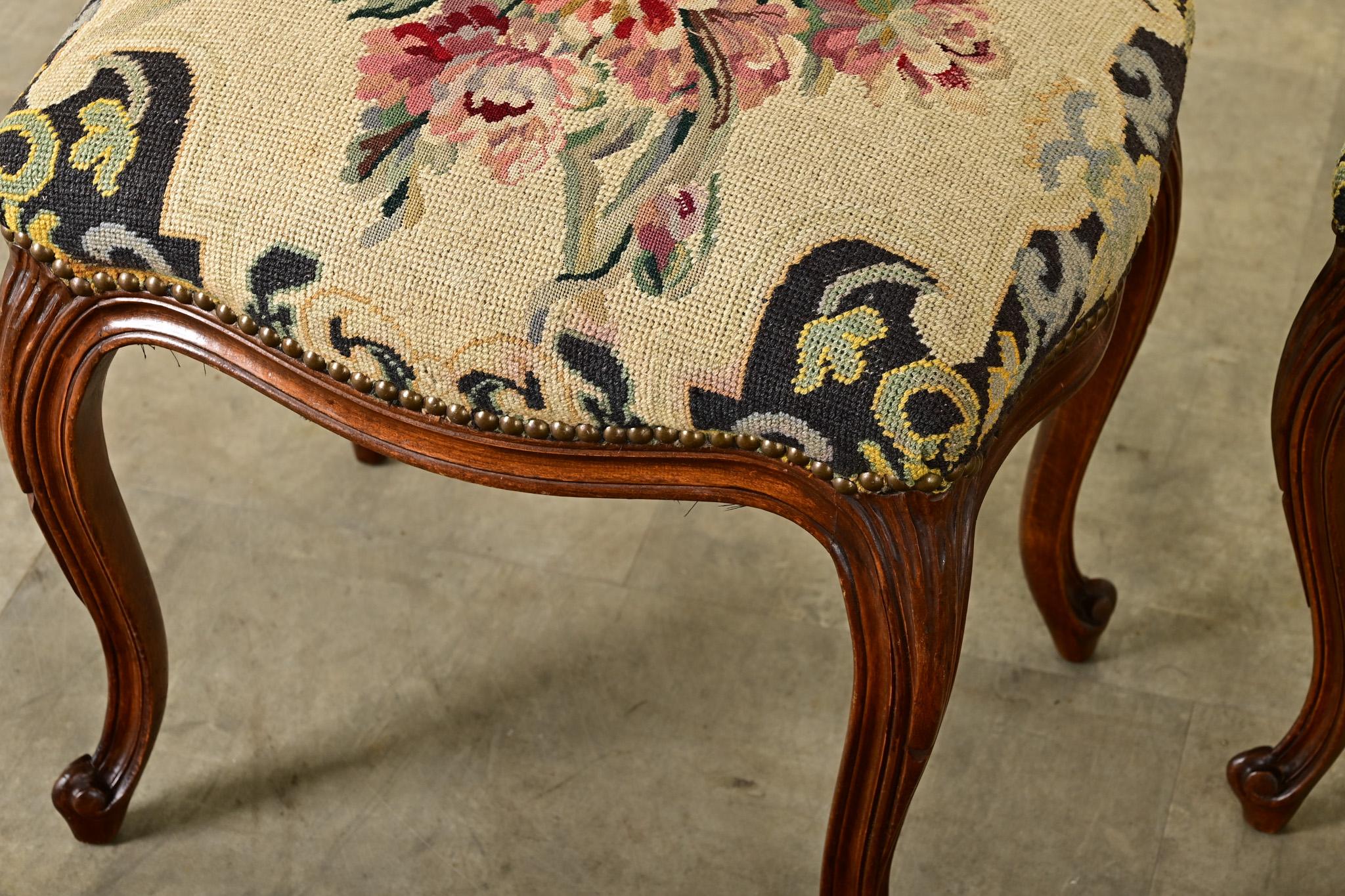 Paire de tabourets de style Louis XV avec broderie en vente 8