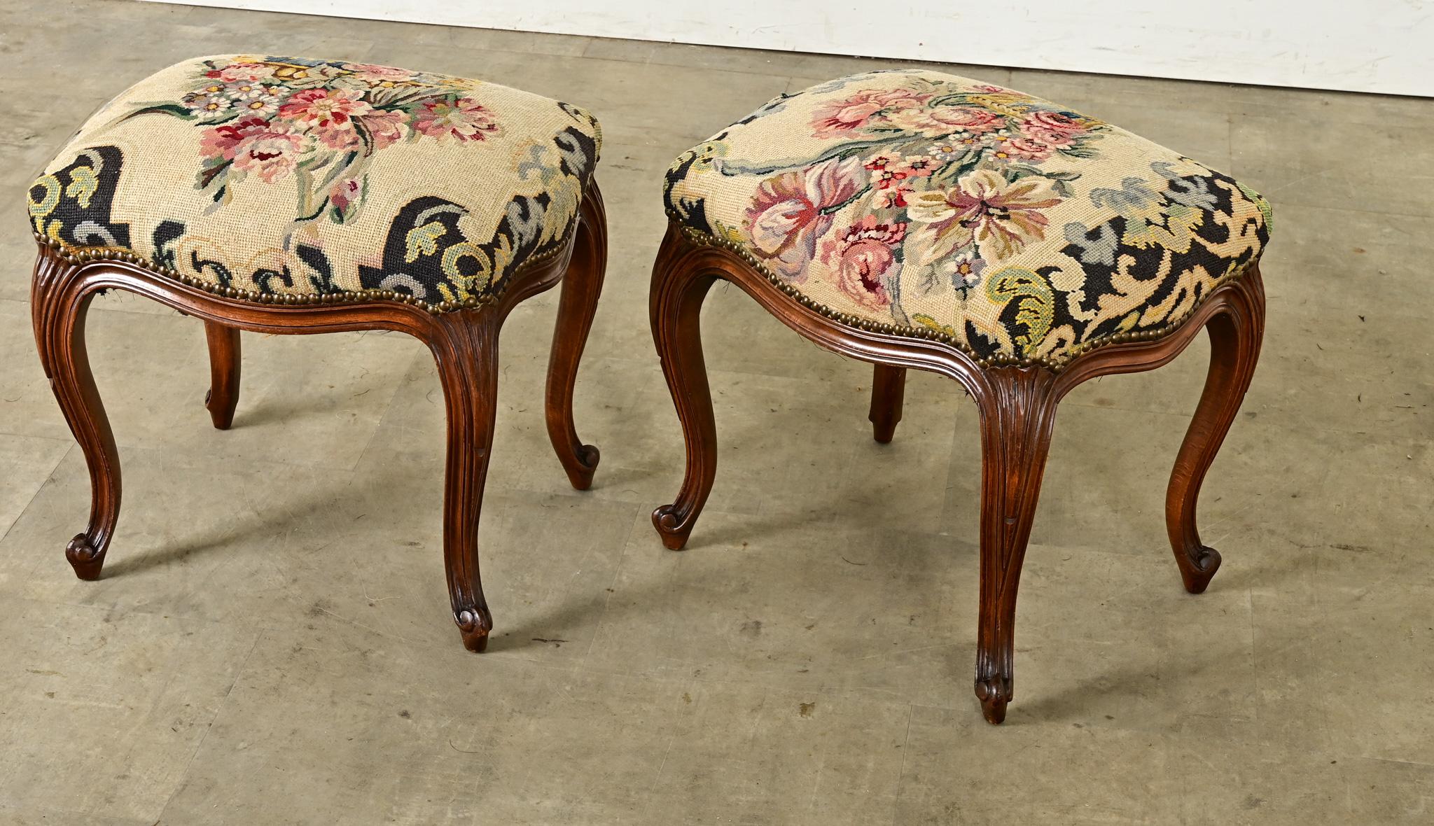 Paire de tabourets de style Louis XV avec broderie en vente 9