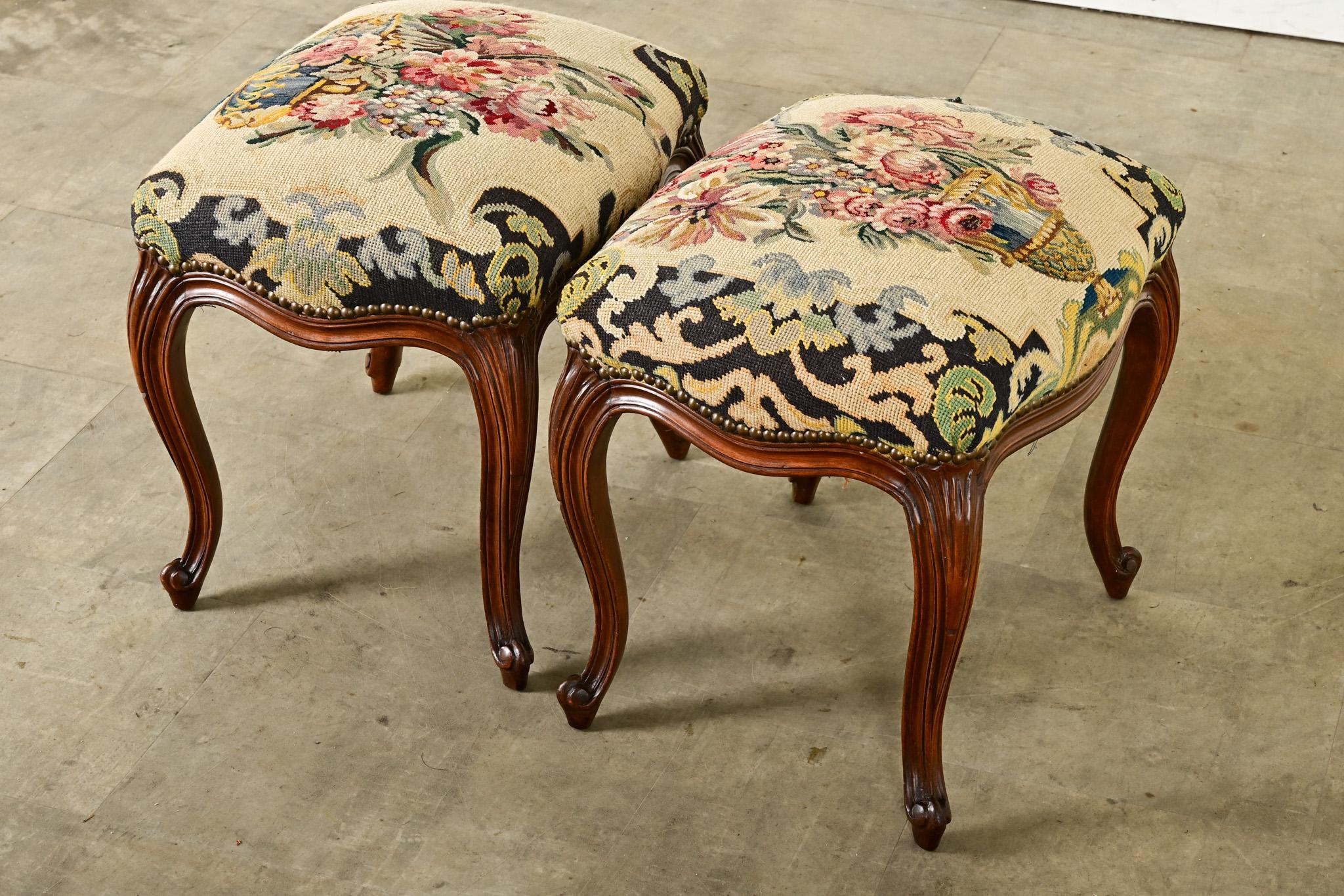 Paire de tabourets de style Louis XV avec broderie en vente 10