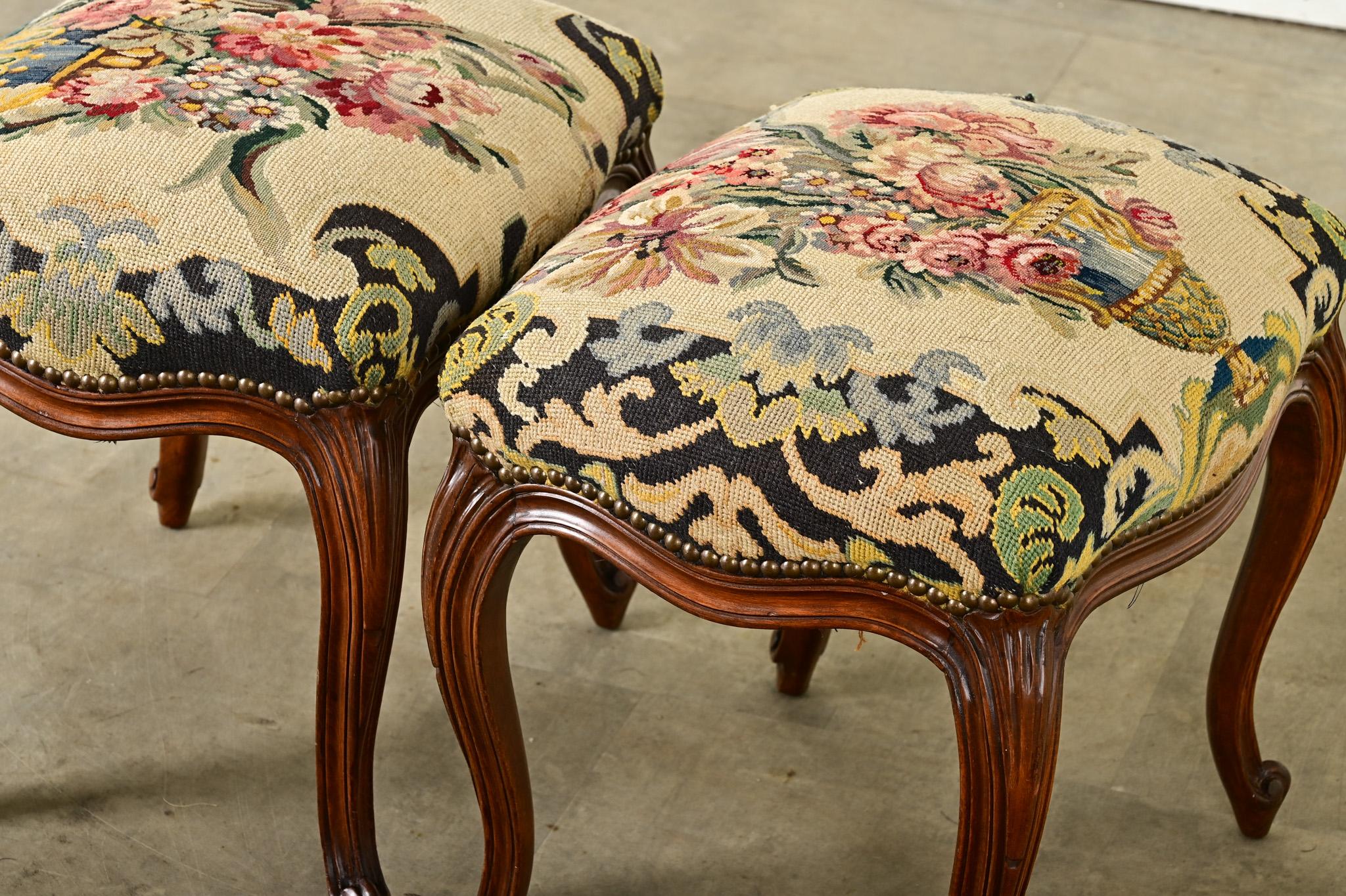 Paire de tabourets de style Louis XV avec broderie en vente 11