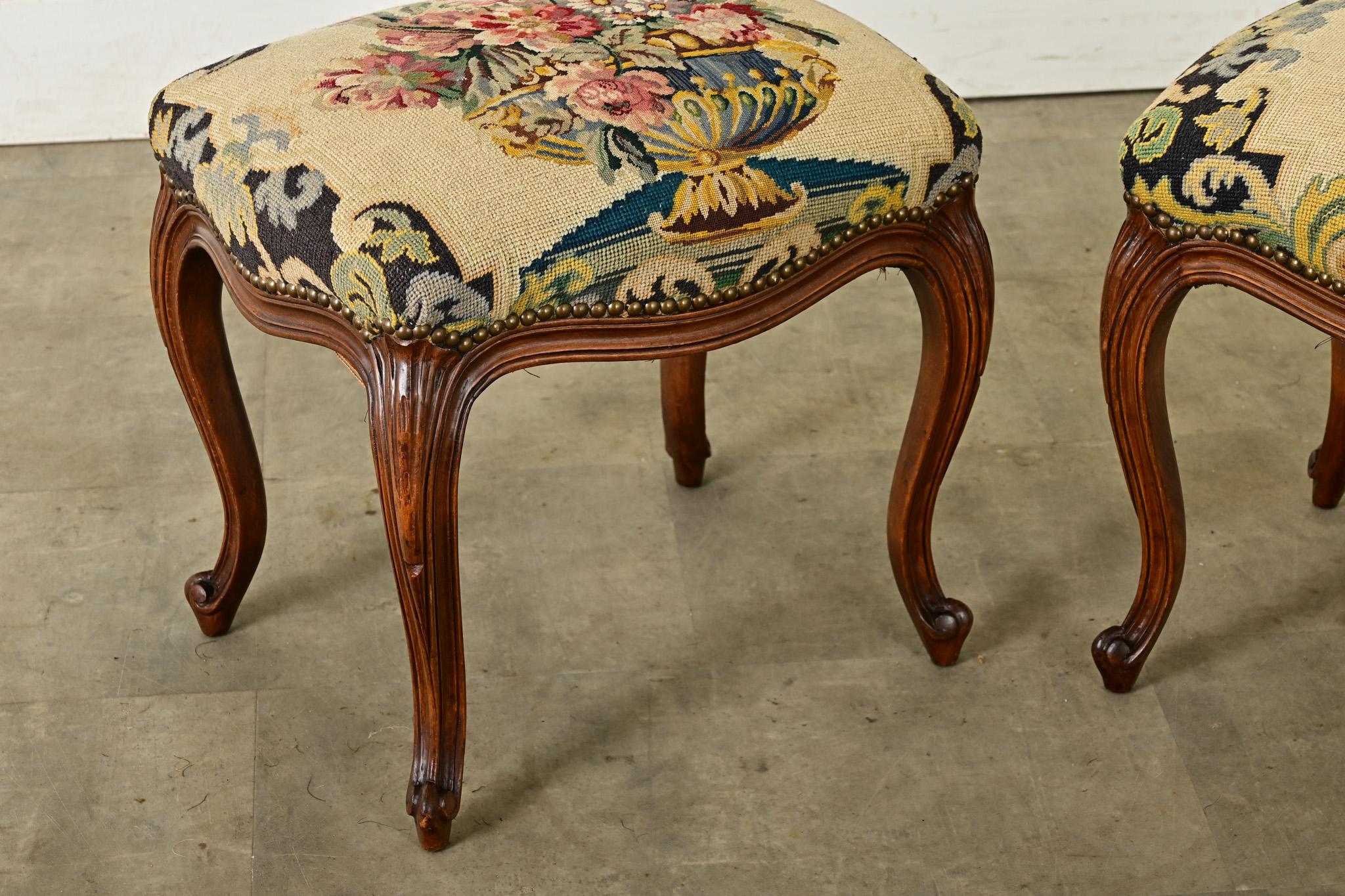Français Paire de tabourets de style Louis XV avec broderie en vente