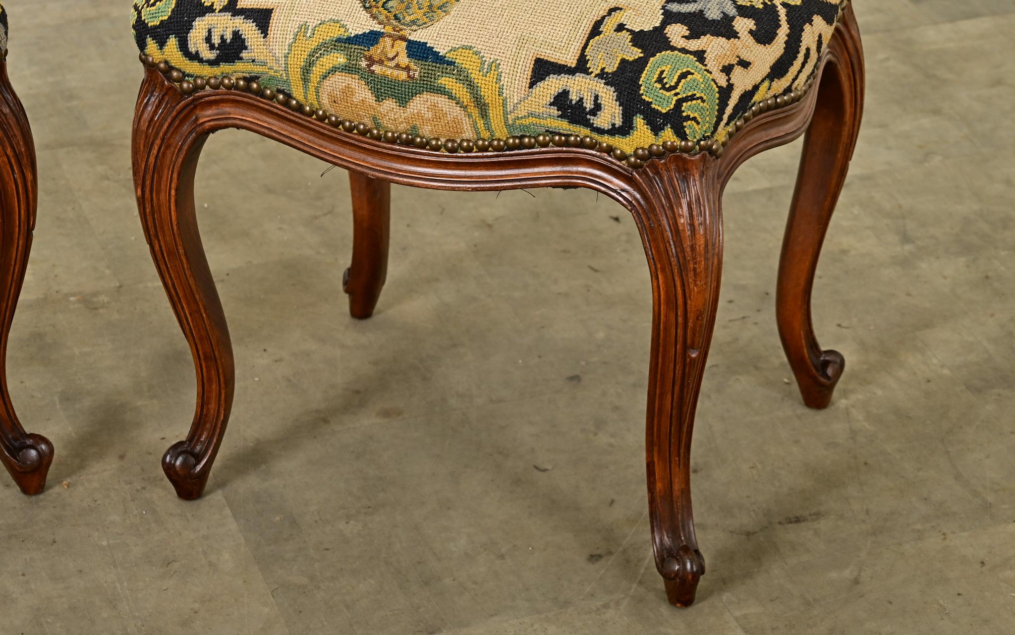 Tapisserie à l'aiguille Paire de tabourets de style Louis XV avec broderie en vente